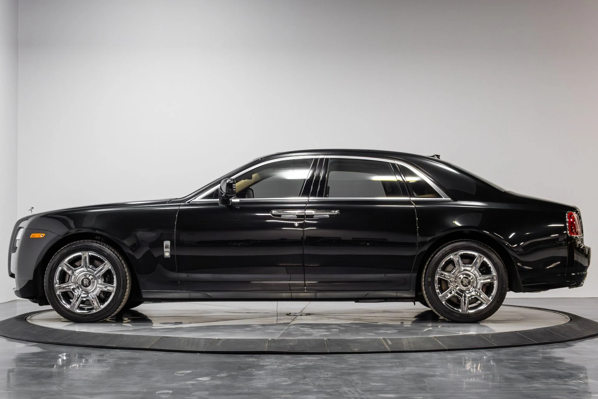 mph044_1961839867_Used_2011_Rolls_Royce_Ghost_1771348774_e56b6ddef2