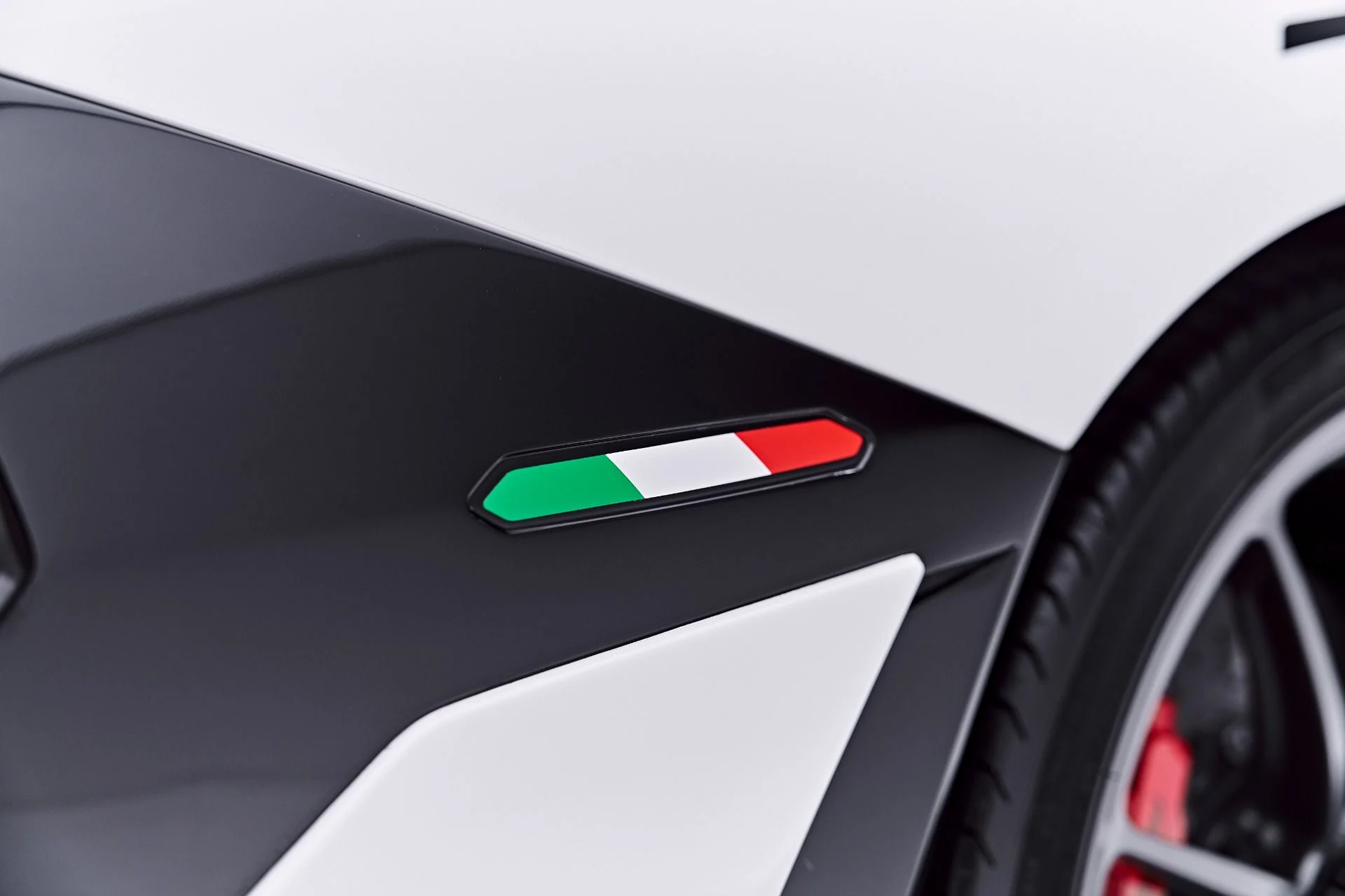 mph044_1978836882_Used_2021_Lamborghini_Aventador_SVJ_Base_1784080217_10958ac7b2