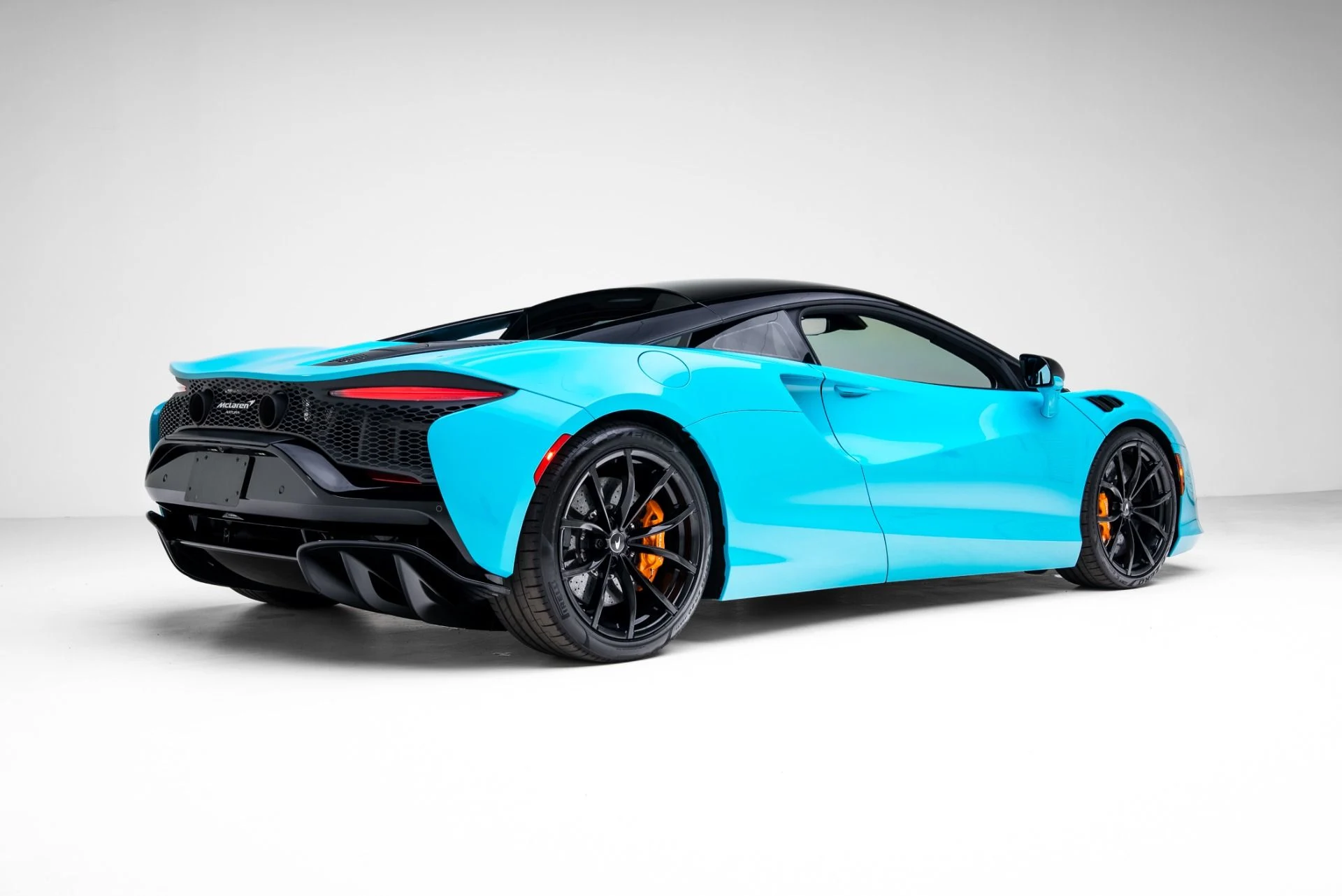 mph044_1995277347_Used_2023_Mc_Laren_Artura_1770682323_ab068323a4