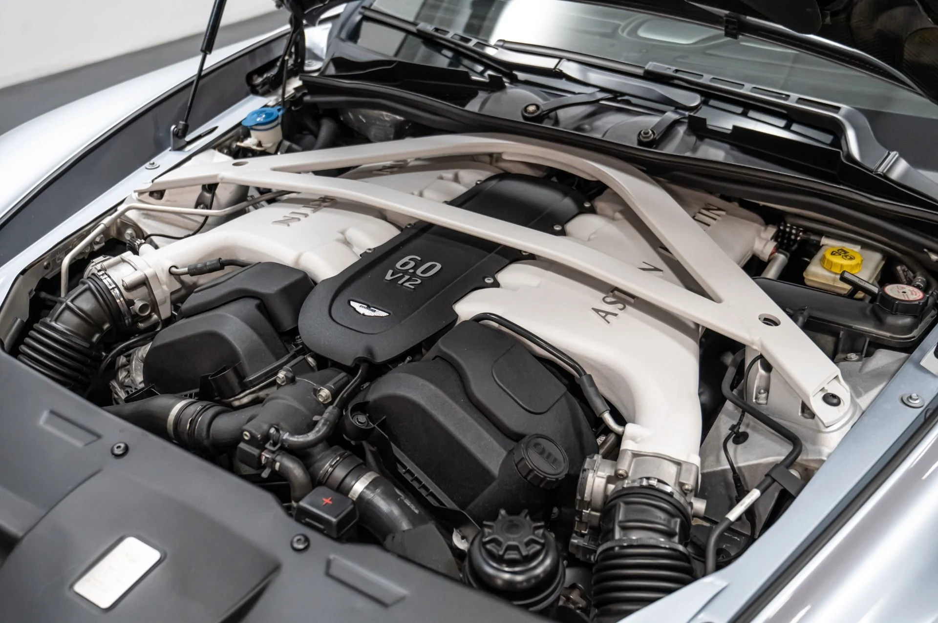 mph044_2007334653_Used_2014_Aston_Martin_Vanquish_V12_1729699077_174121caa2
