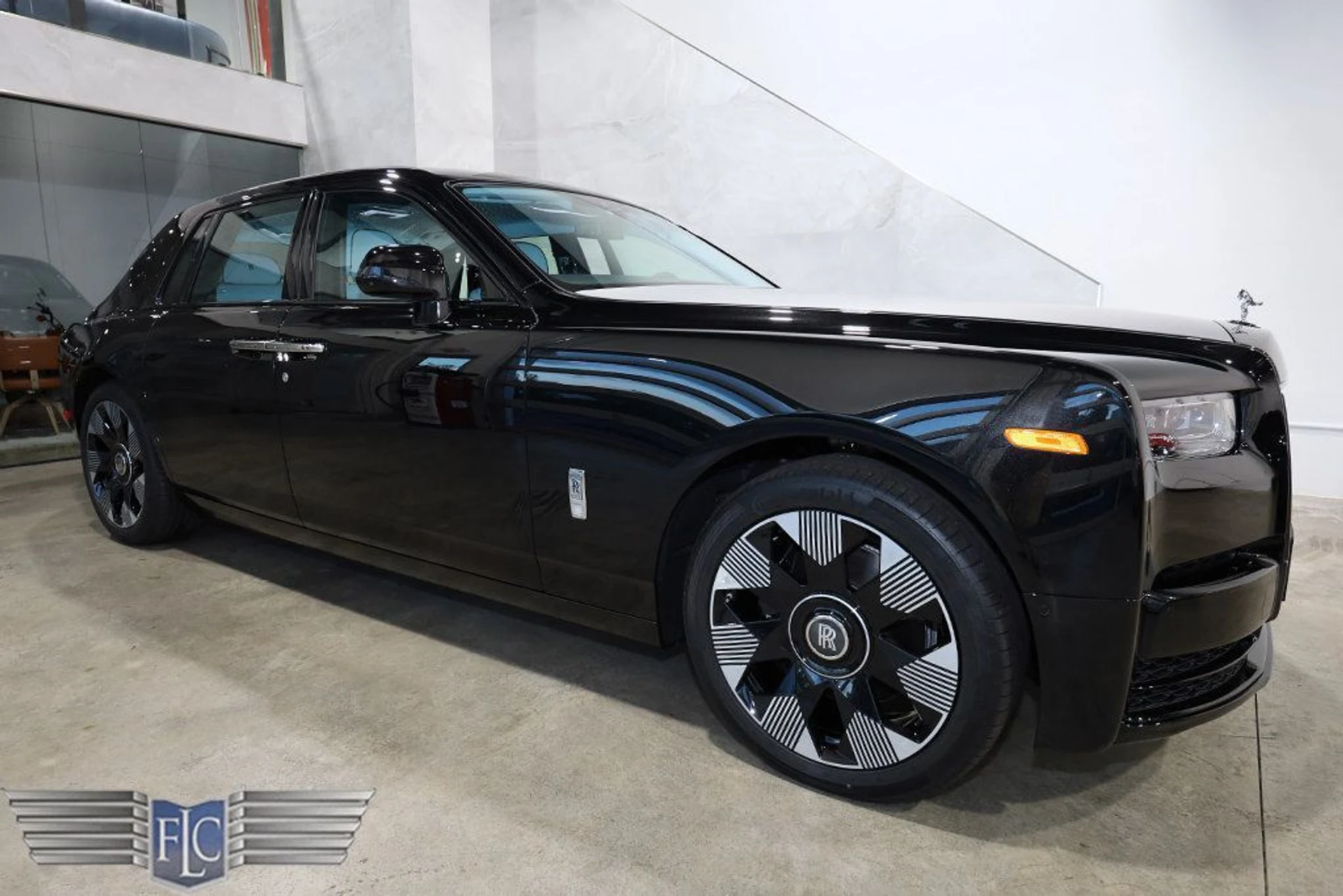 mph044_2031173132_used_2025_rolls_royce_phantom_sedan_9689_22959551_45_1024_e219015715