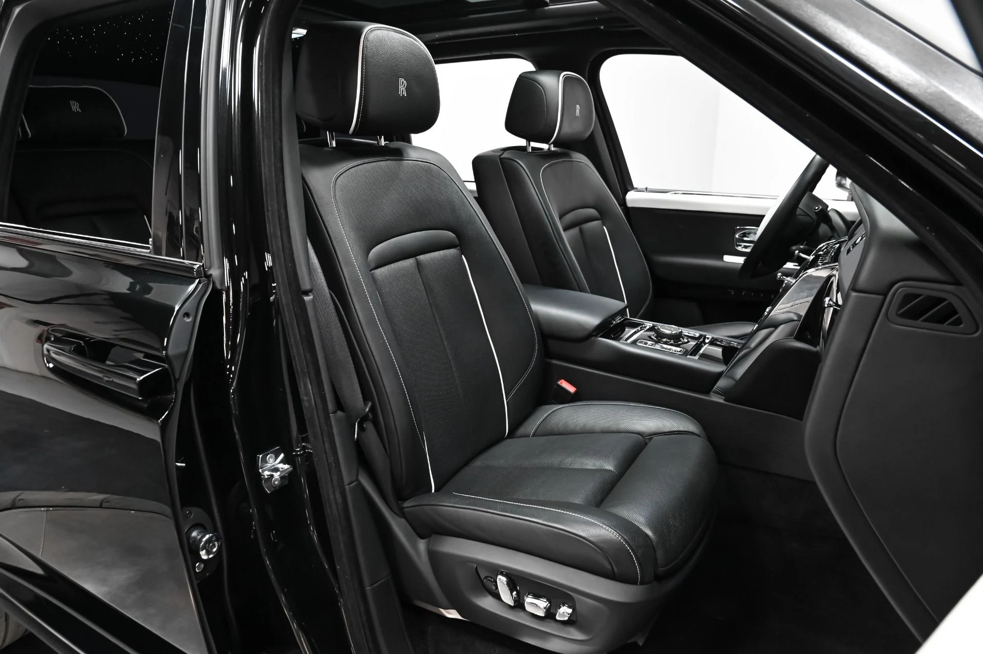 mph044_2035351385_Used_2019_Rolls_Royce_Cullinan_Base_1753916871_46221b65fd