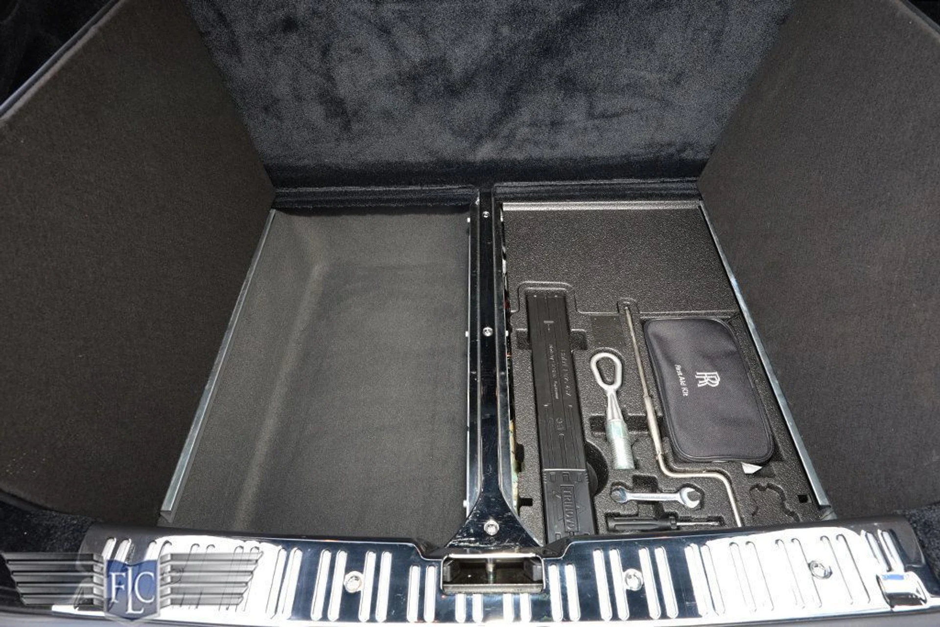 mph044_2055135919_used_2016_rolls_royce_phantom_4drsedan_6305_22959100_45_1024_3e0f9ef2a1