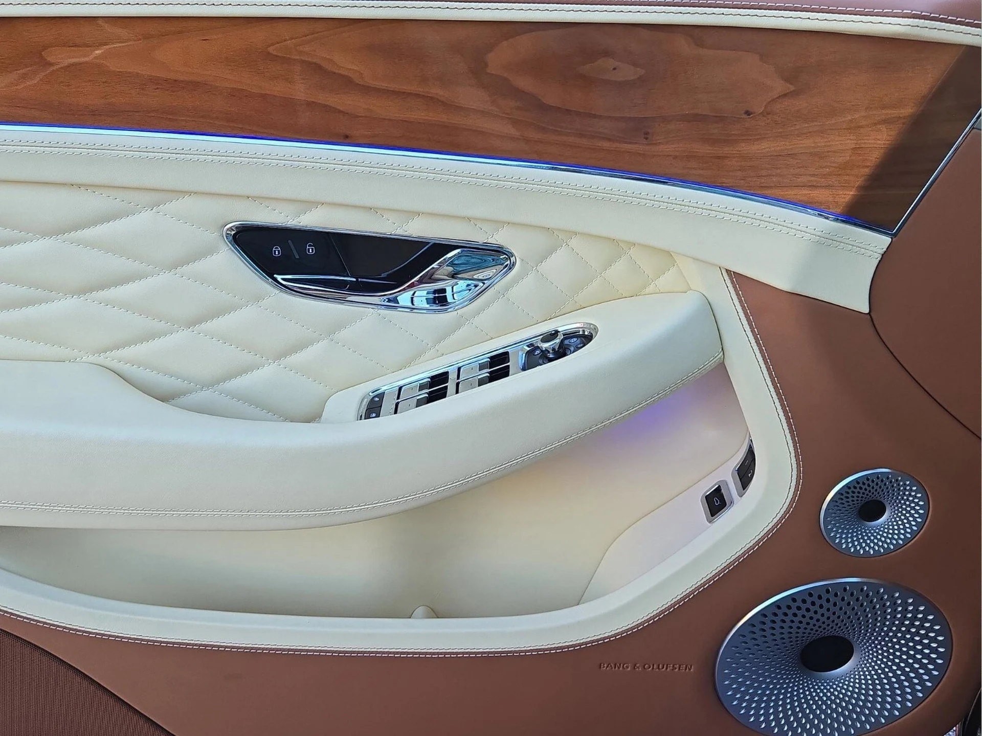 mph044_2087296789_7623732f72c7cd799702f2941c524314x_936d8ca260