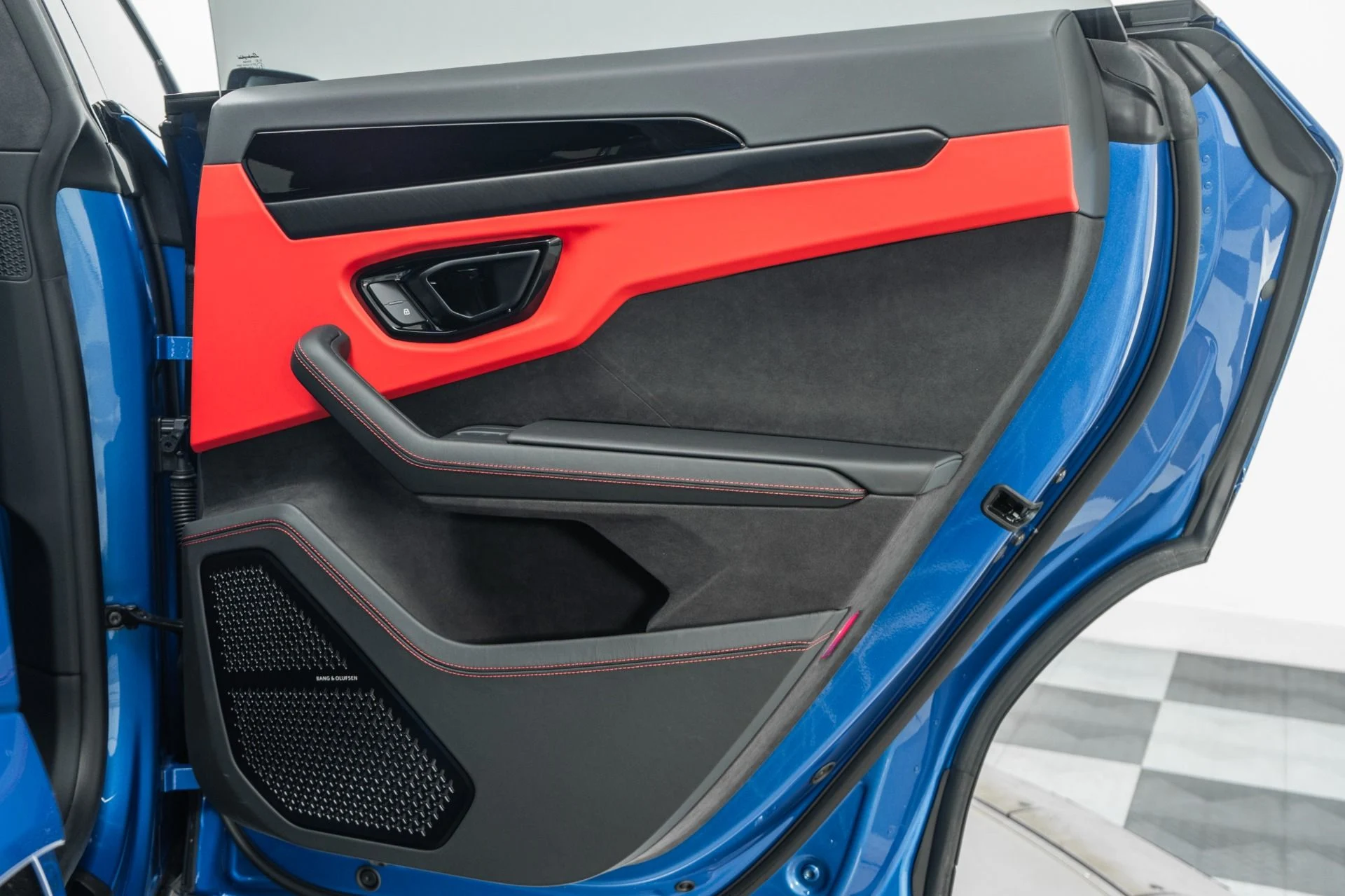 mph044_2105833345_Used_2025_Lamborghini_Urus_SE_Bang_and_Olufsen_Audio_Two_Tone_Interior_789_Horsepower_1773150487_bed5ab81e8