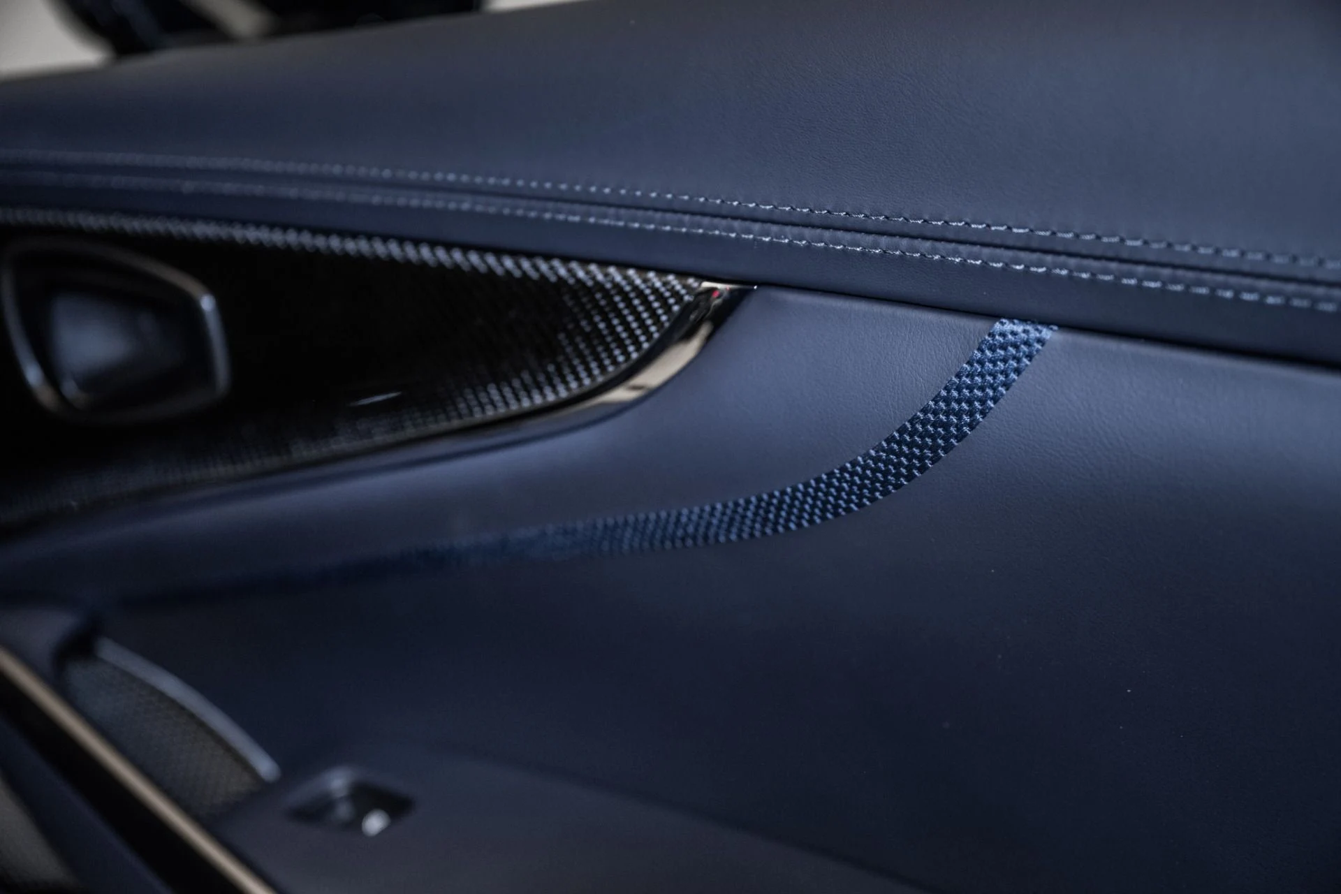 mph044_2136578619_Used_2025_Aston_Martin_DBX_707_1754709382_d997b65c1b