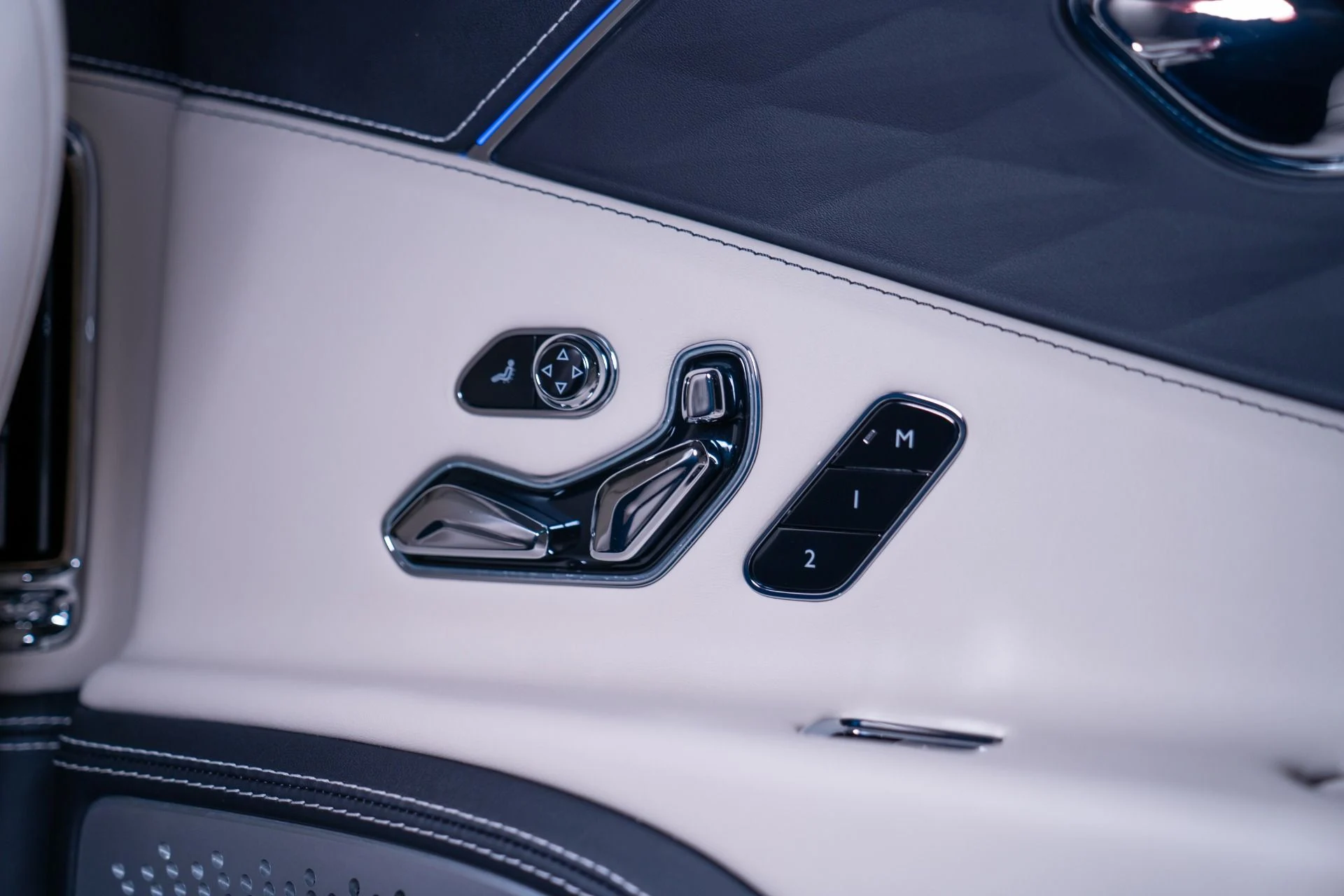 mph044_2168271420_Used_2023_Bentley_Flying_Spur_Azure_1787341097_f49de68b5b