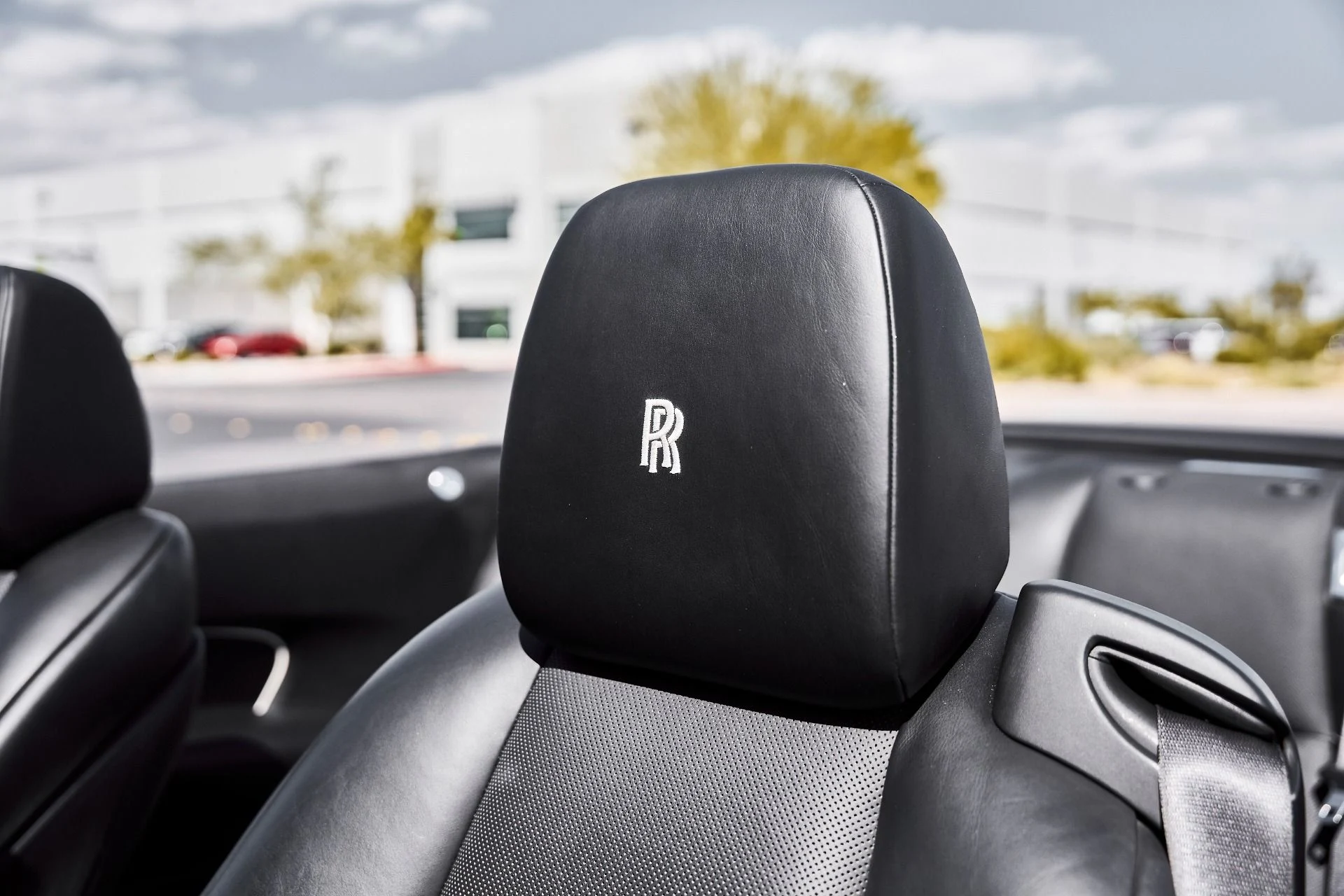 mph044_2174929310_Used_2018_Rolls_Royce_Dawn_Base_1777750856_ba394aa10d