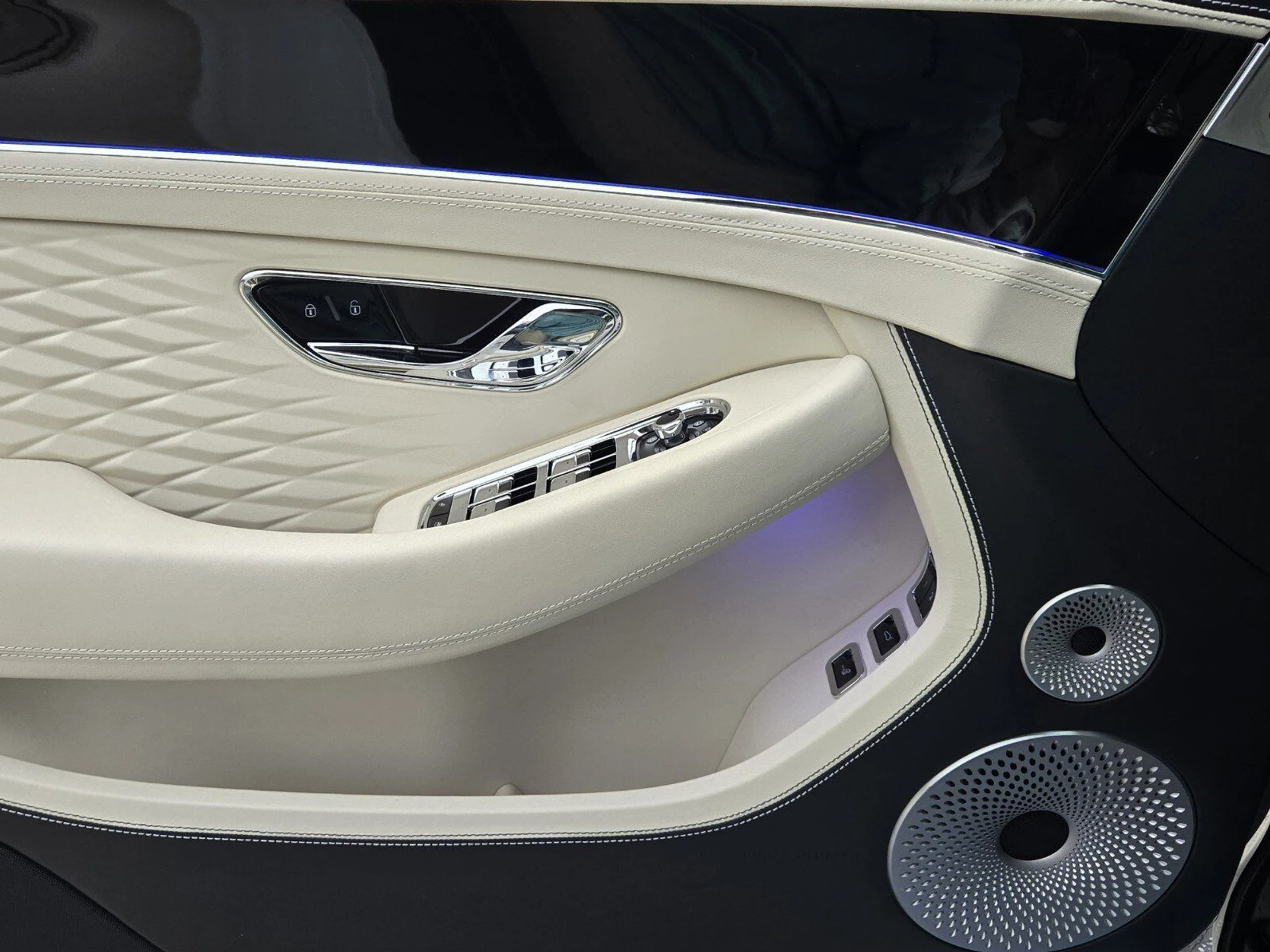 mph044_2291129518_9078ab202148eba4769f3f01a45ade14x_30191323d9