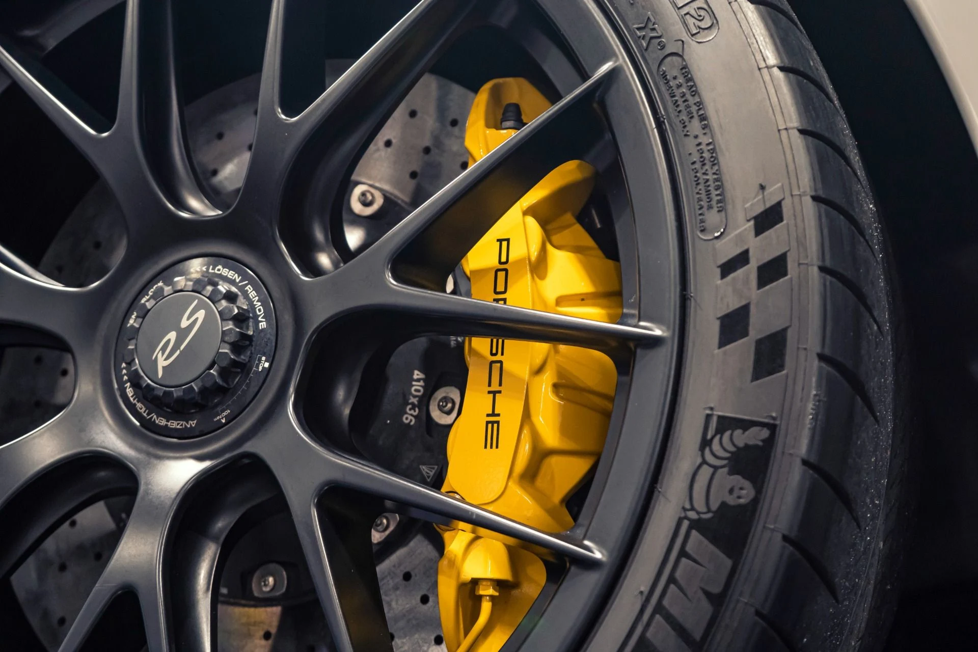 mph044_2307988378_Used_2018_Porsche_911_GT_2_RS_1774897030_660558b707