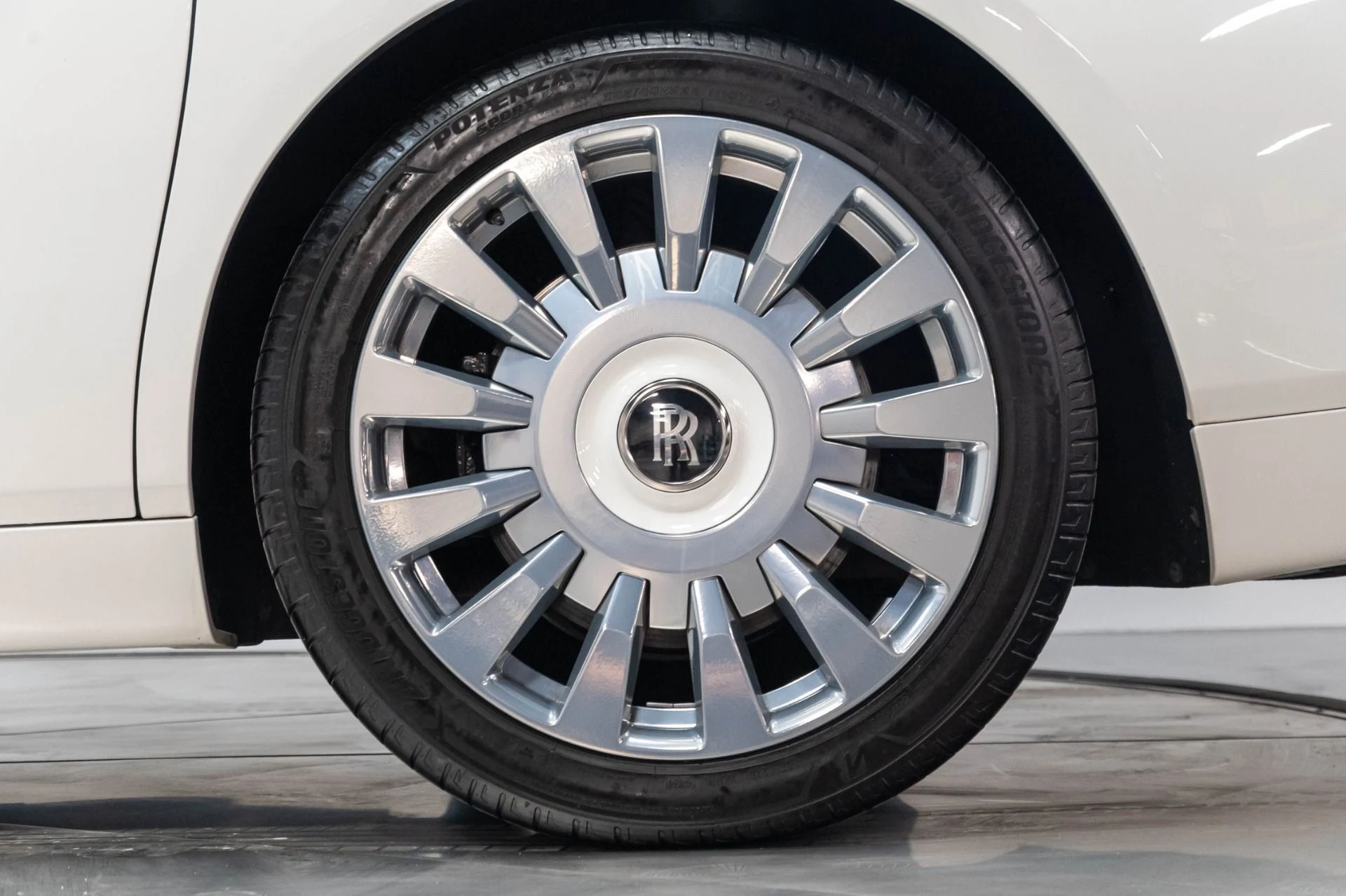 mph044_2308159490_Used_2019_Rolls_Royce_Phantom_1784063951_bb00686c66