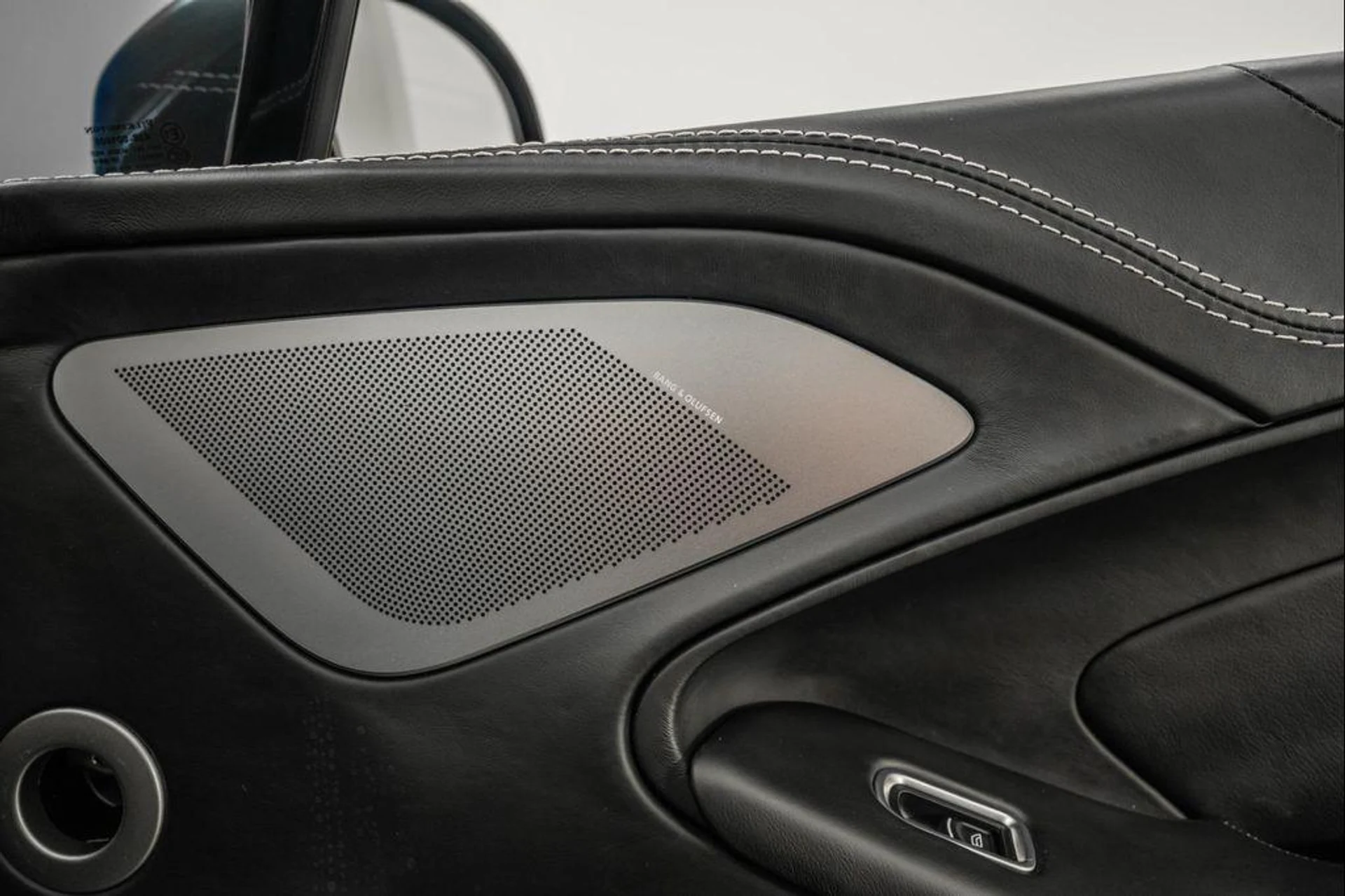 mph044_2322899985_Gy_GYKT_32_Uj9uz_DBI_Aik_WK_Tz_M_Glc_e99662fa4f