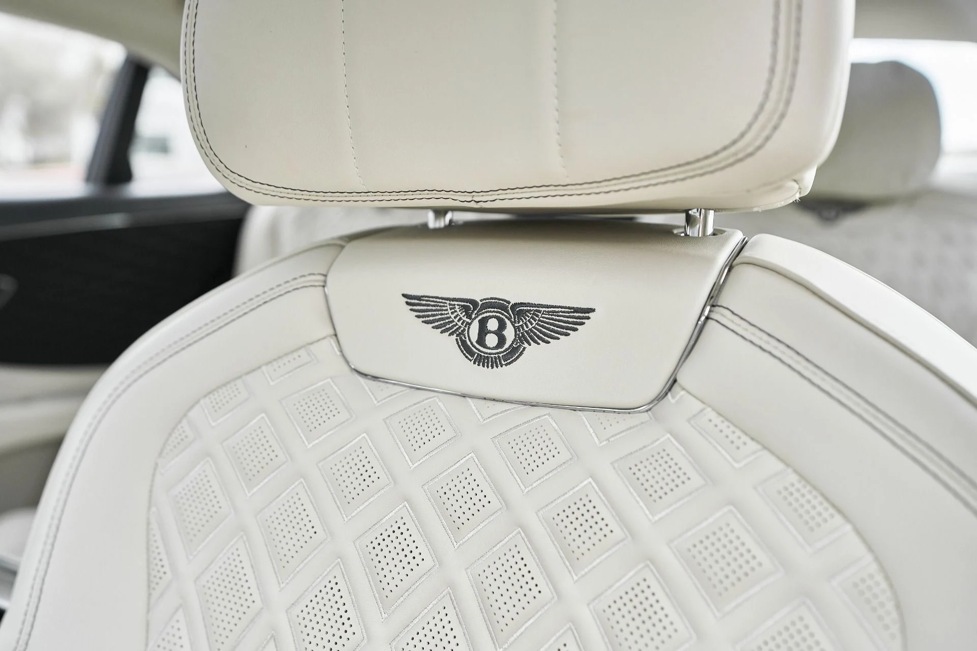 mph044_234013934_Used_2022_Bentley_Flying_Spur_V8_1763502835_eb3c1bd289
