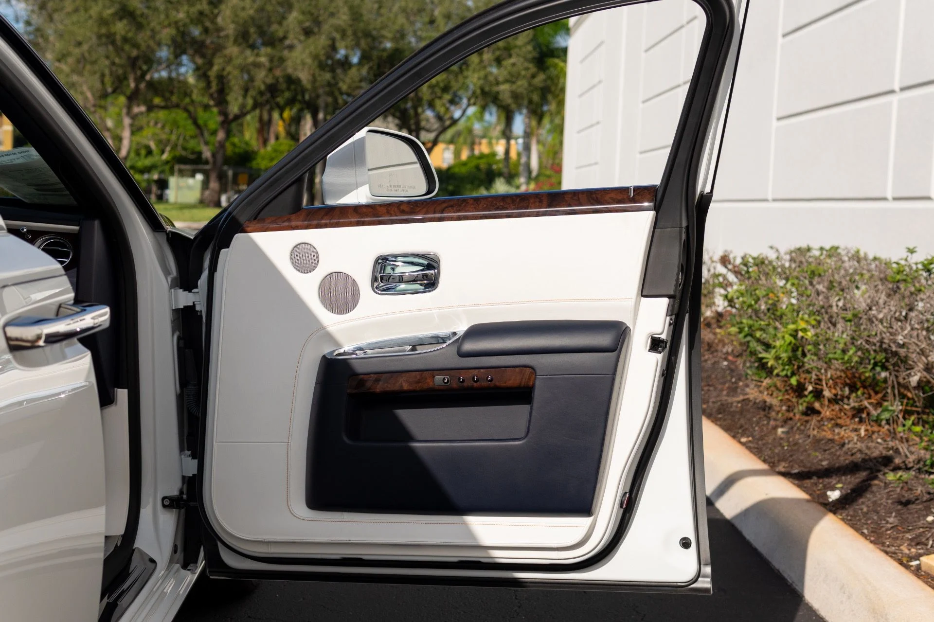 mph044_24077381_Used_2018_Rolls_Royce_Ghost_1765824060_b8cecf4e81