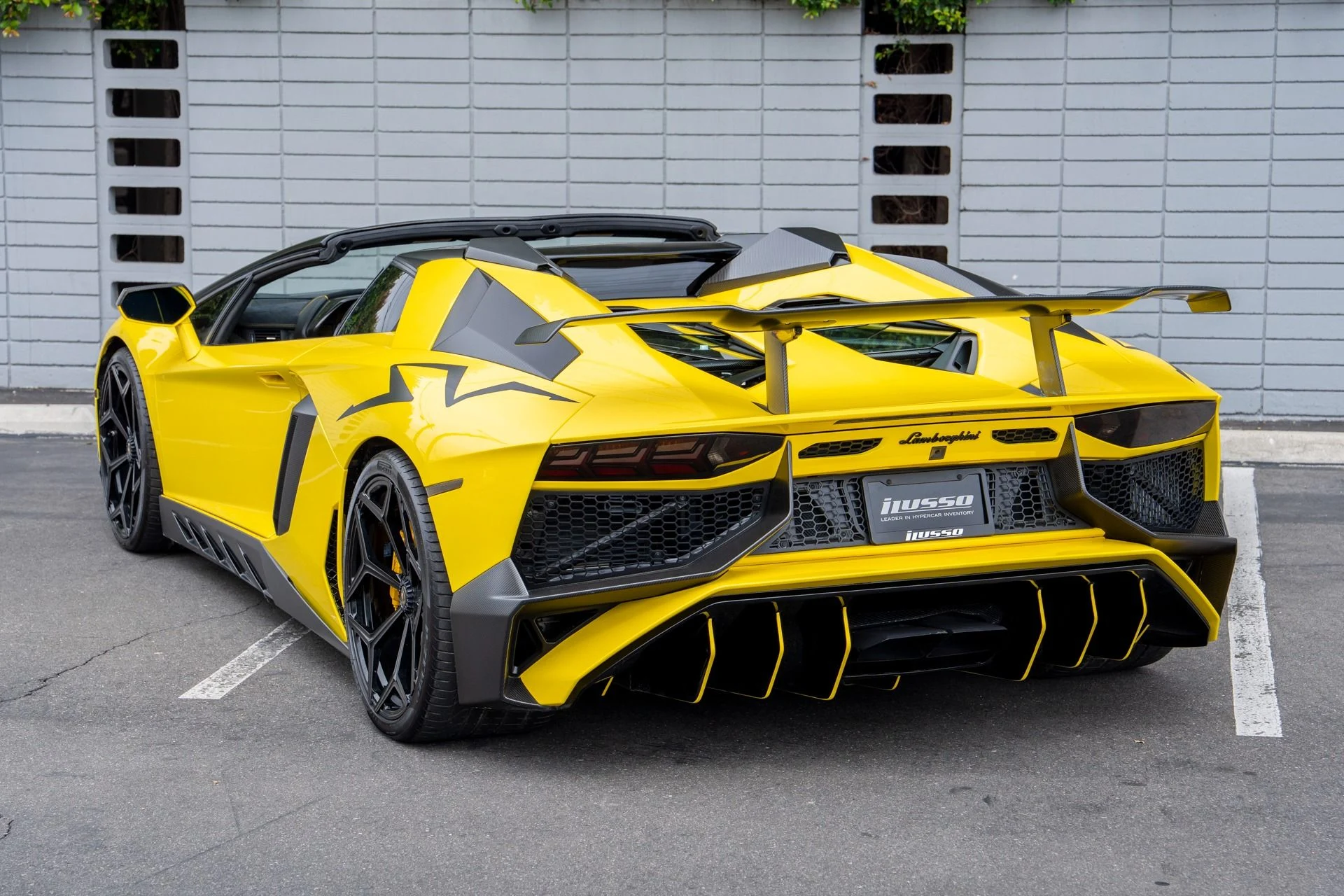 mph044_2428123085_Used_2016_Lamborghini_Aventador_LP_750_4_SV_1750783394_6ab26b1192