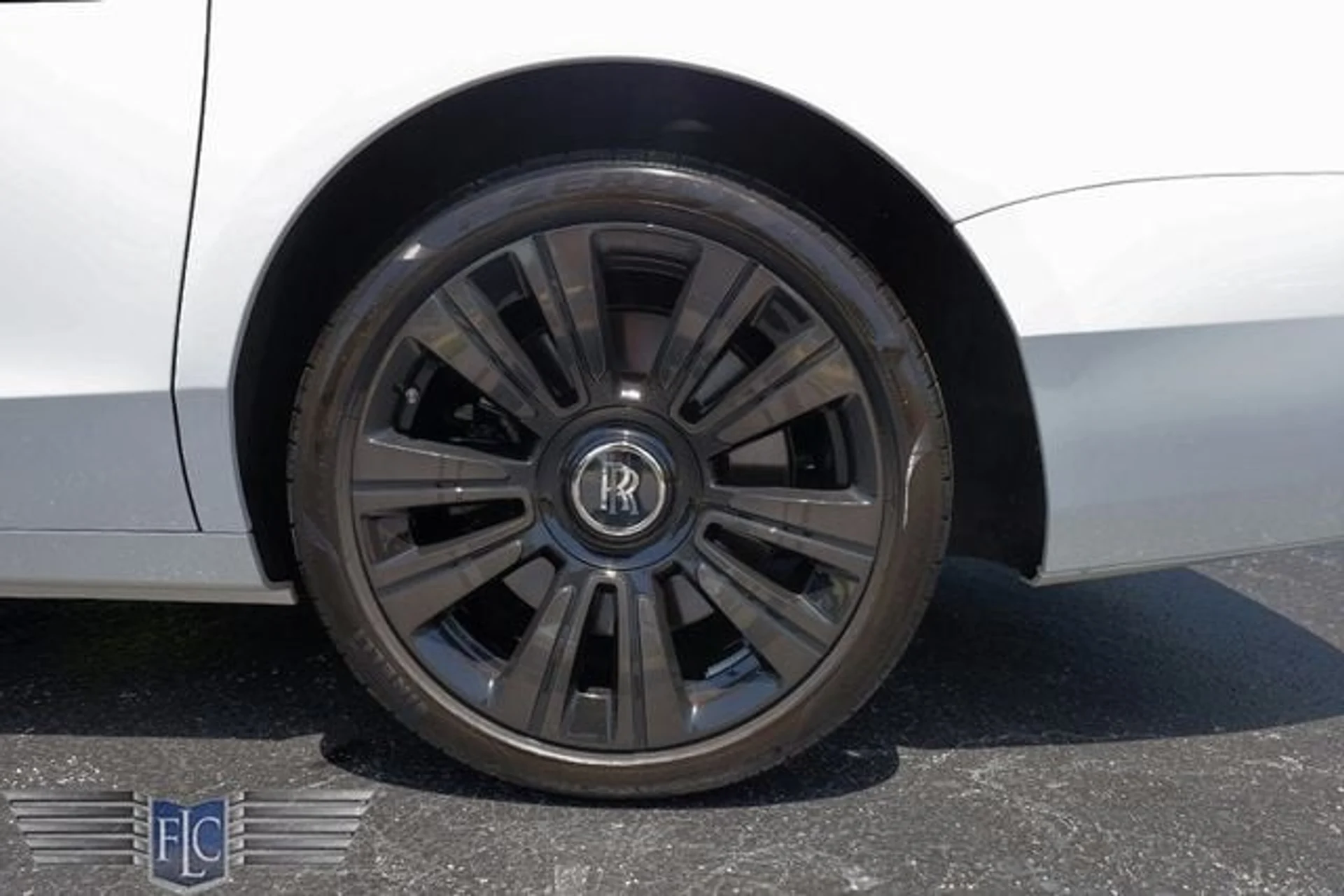 mph044_2470139551_used_2024_rolls_royce_ghost_sedan_6305_23068311_49_640_d72a0955ae