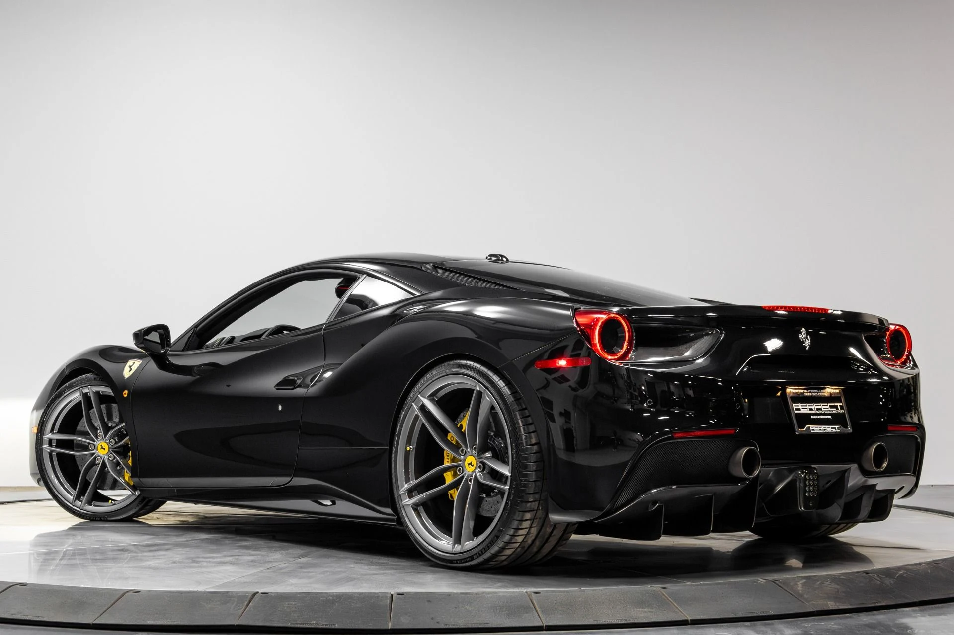 mph044_2506789758_Used_2018_Ferrari_488_GTB_Base_1771040686_5012b6dd0e