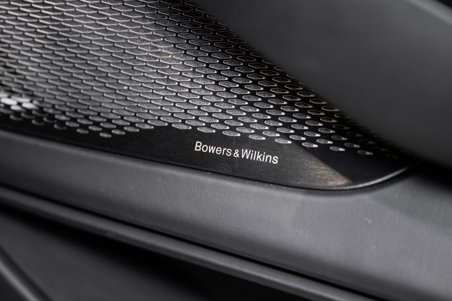 mph044_2544492119_Used_2025_Aston_Martin_DBX_707_1768581012_858151b817