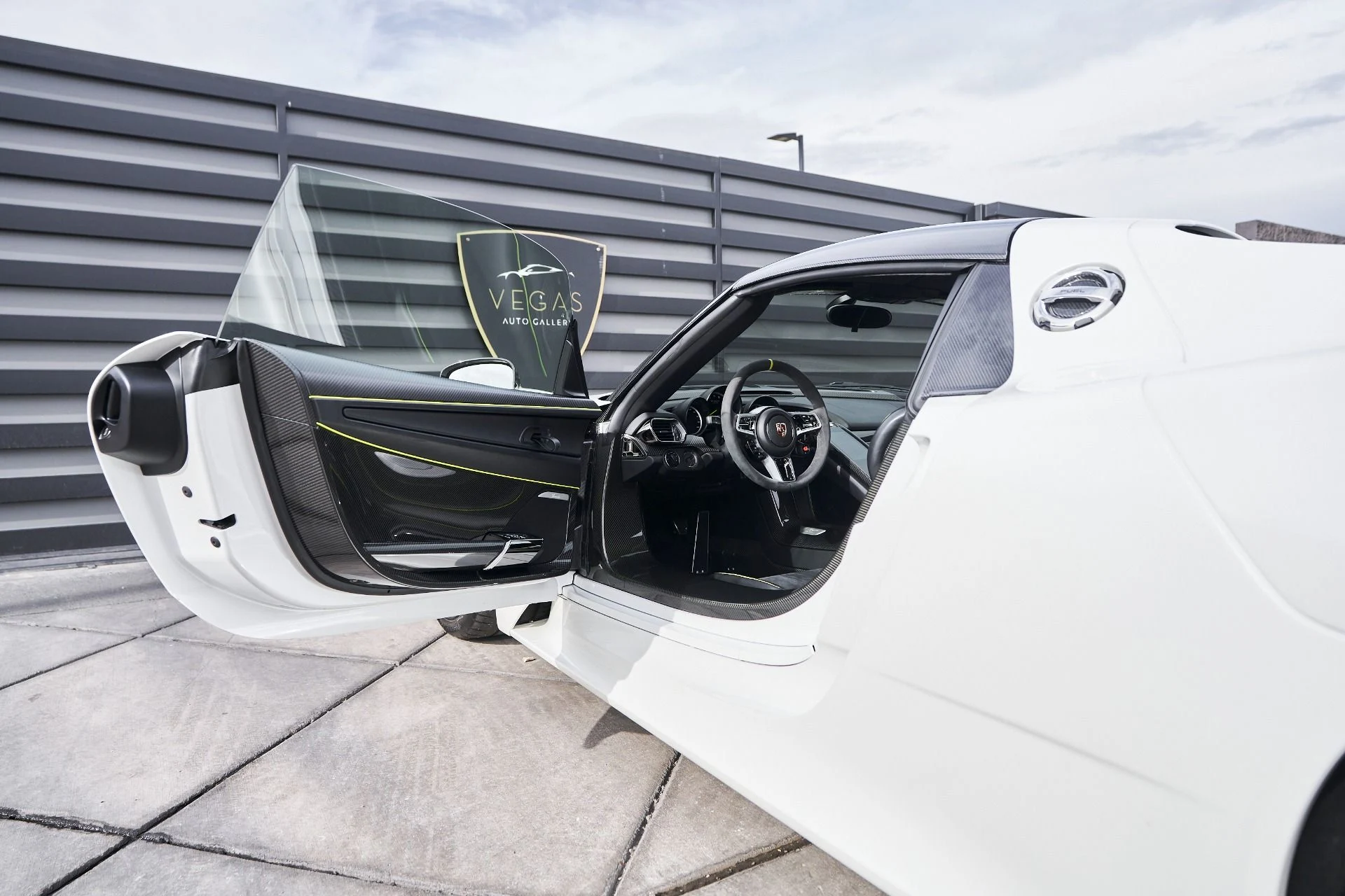 mph044_2561300314_Used_2015_Porsche_918_Spyder_w_Weissach_Package_1764874366_952811df77