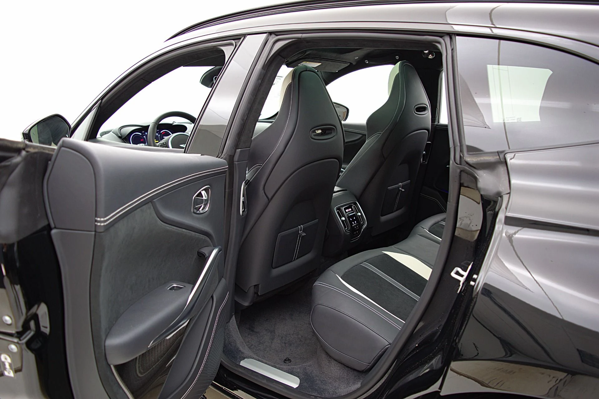 mph044_2561691366_Used_2023_Aston_Martin_DBX_707_5f54c0ed8c