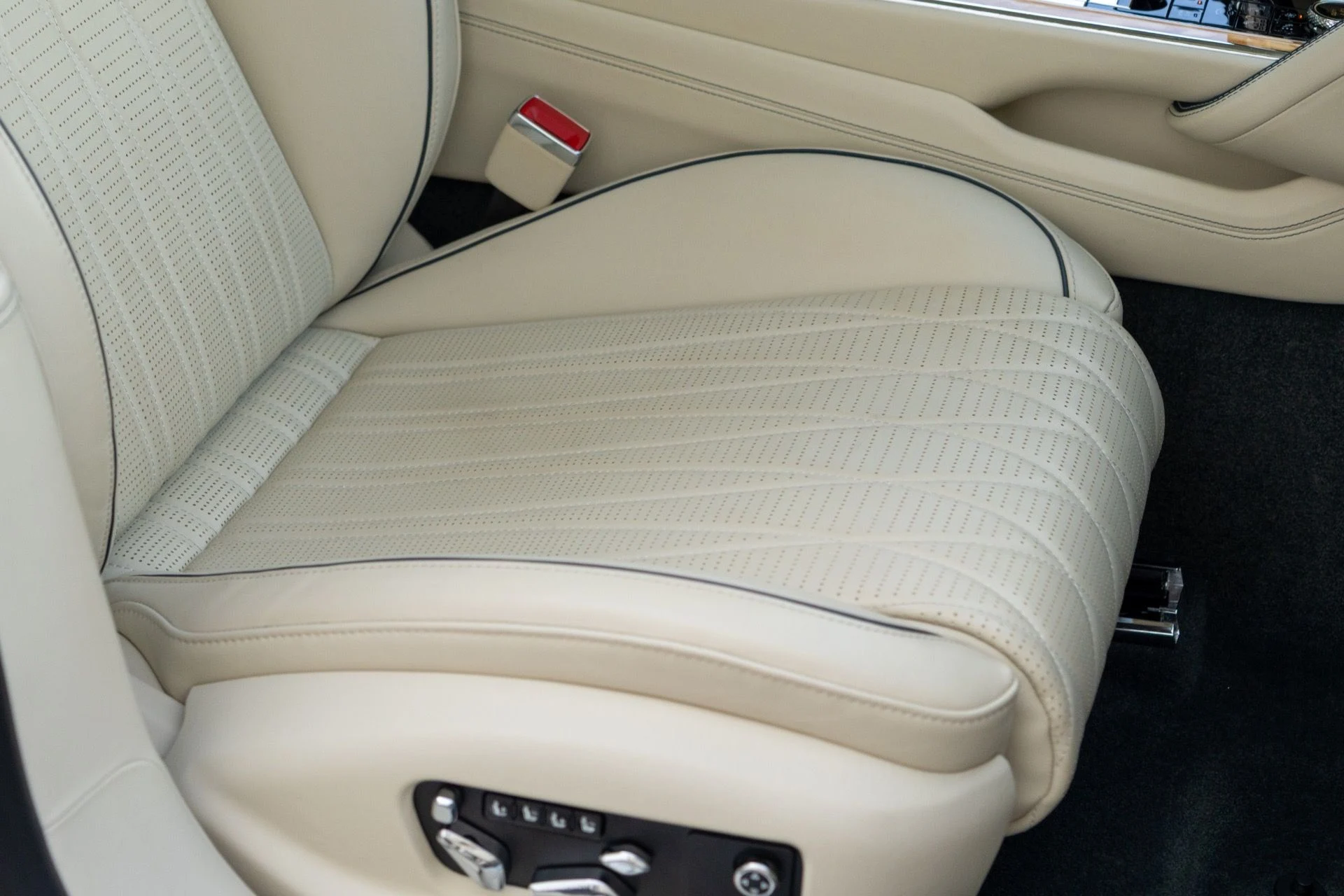 mph044_2567566117_Used_2021_Bentley_Flying_Spur_W12_1764864939_6e7f2ce223