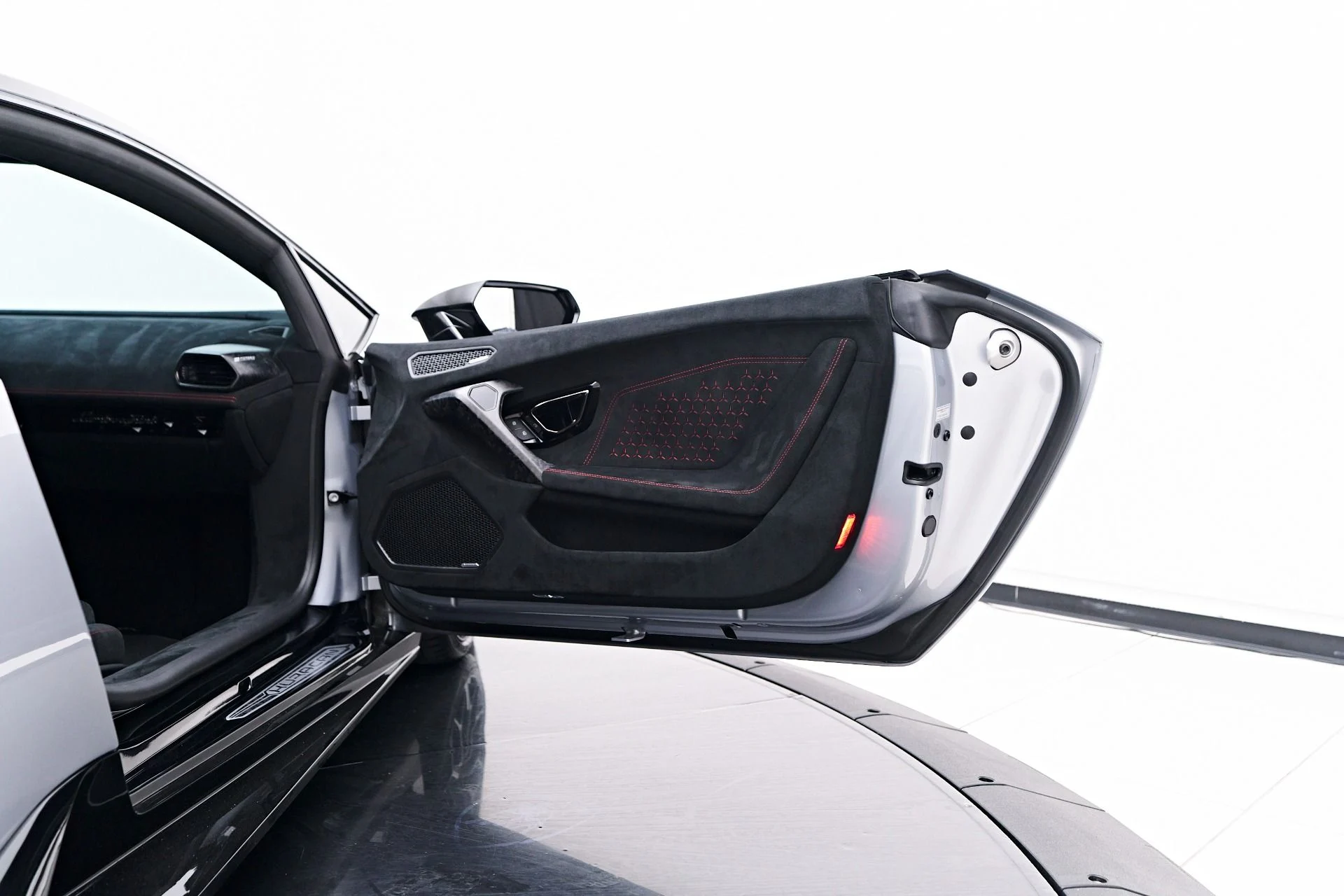 mph044_2581735407_Used_2018_Lamborghini_Huracan_Performante_1761069180_68d58ad1eb
