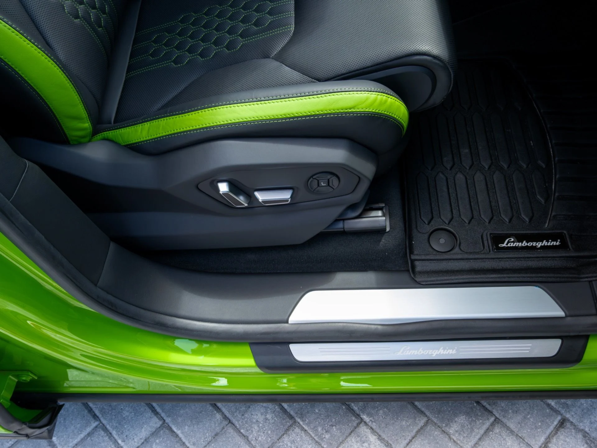 mph044_260201134_Used_2024_Lamborghini_Urus_S_1775489535_fef29ca836