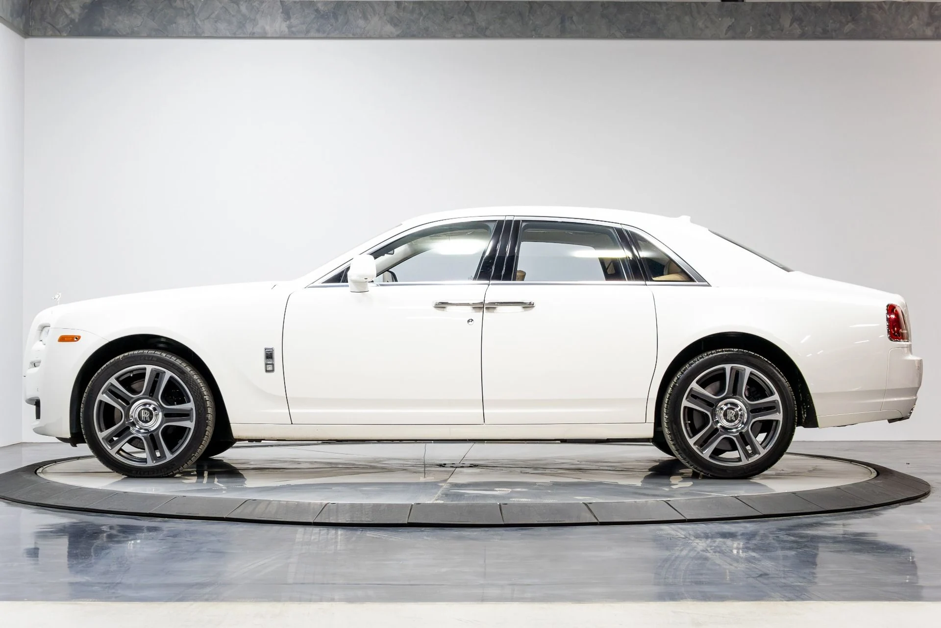 mph044_2647055987_Used_2017_Rolls_Royce_Ghost_1774888920_70b4a47376