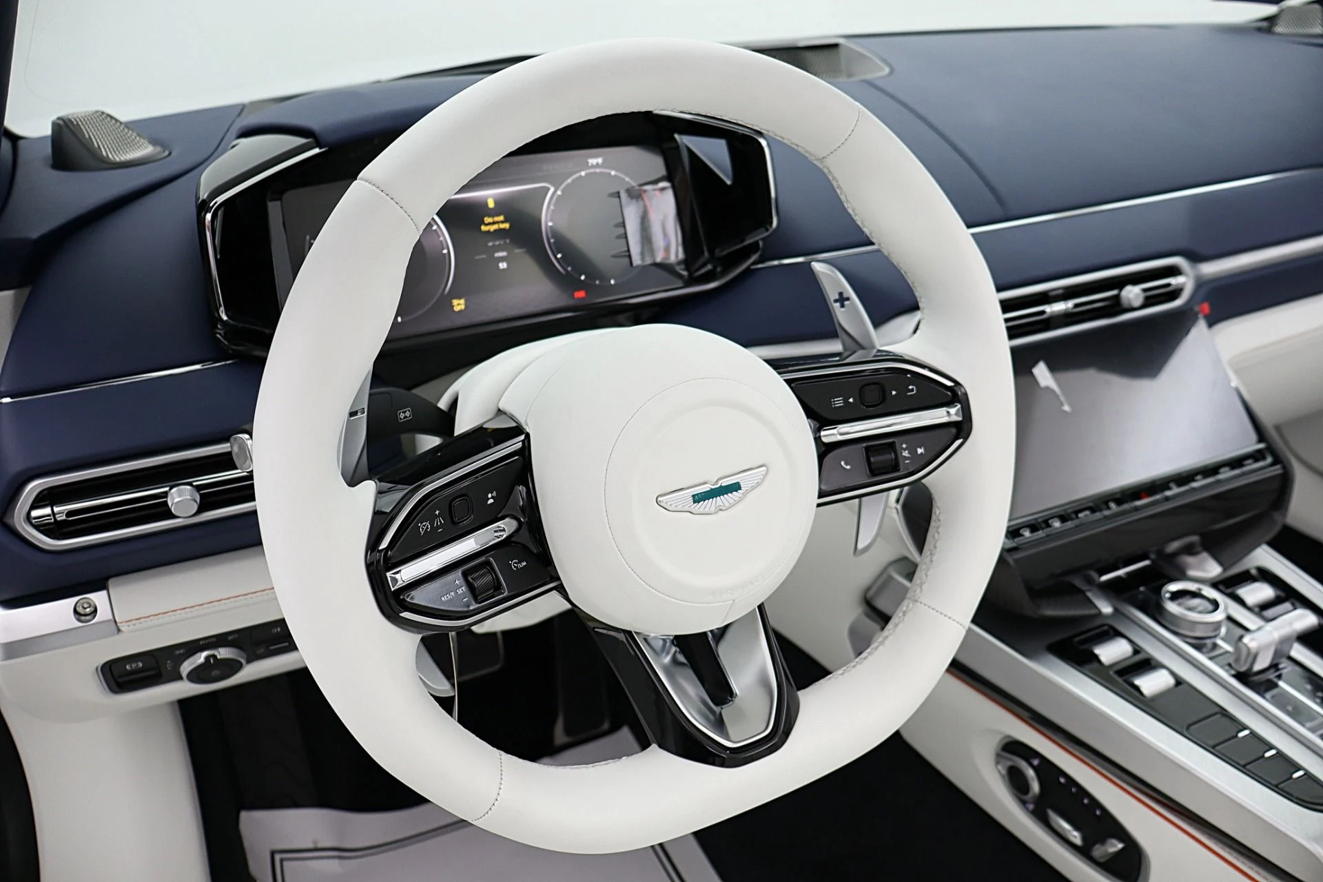 mph044_2657658823_New_2026_Aston_Martin_Vanquish_Volante_36e8b7c4c1