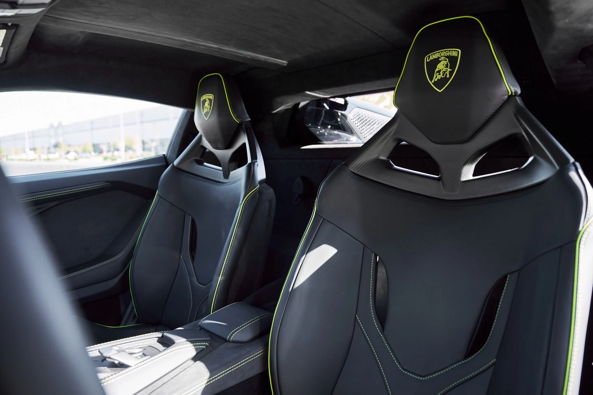 mph044_268412571_Used_2025_Lamborghini_Revuelto_Base_1769824562_715e98f3ef