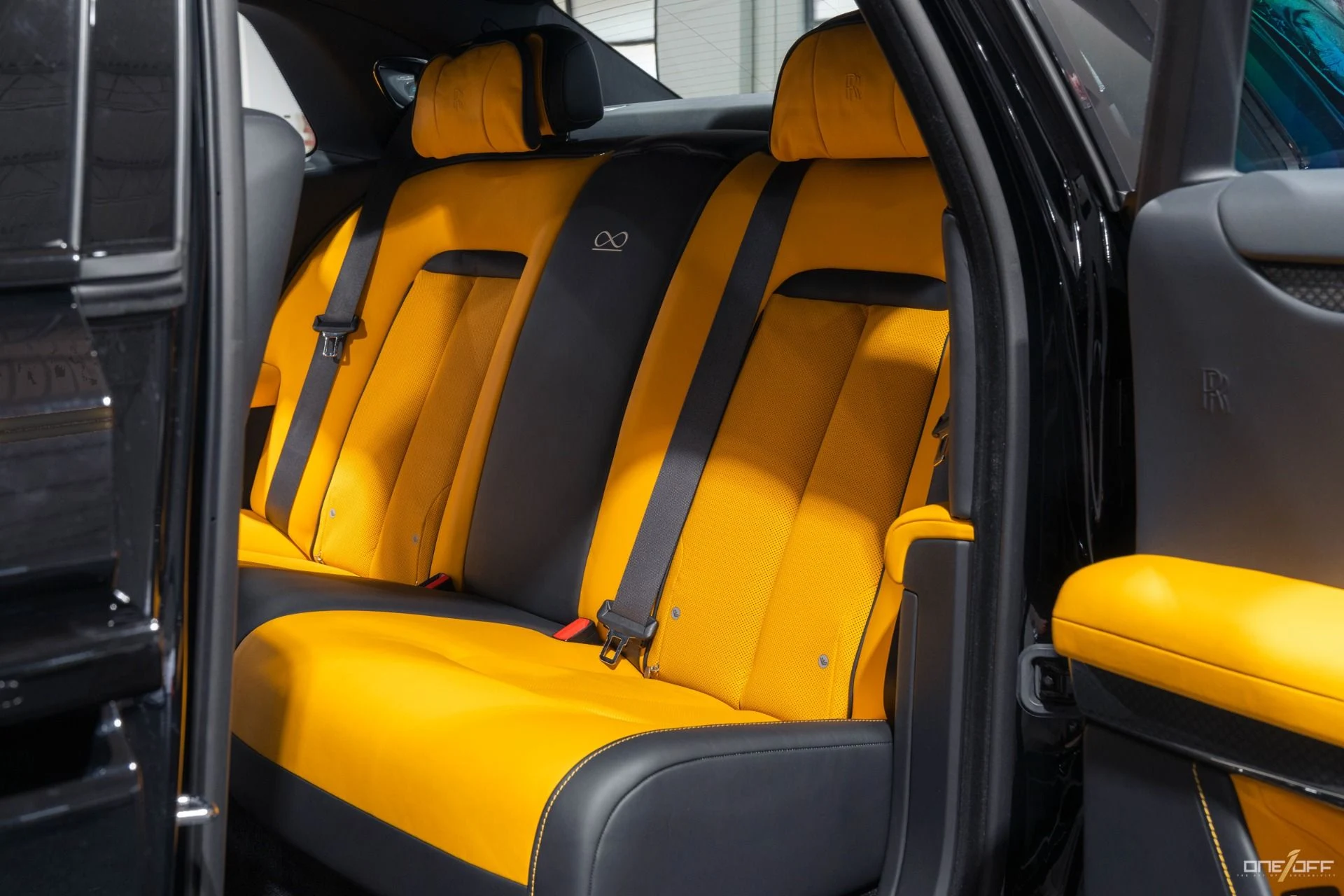 mph044_2694864555_Used_2022_Rolls_Royce_Black_Badge_Ghost_FULL_Urban_Design_Carbon_Kit_477_K_MSRP_Starlight_1759778193_85da70ee4f