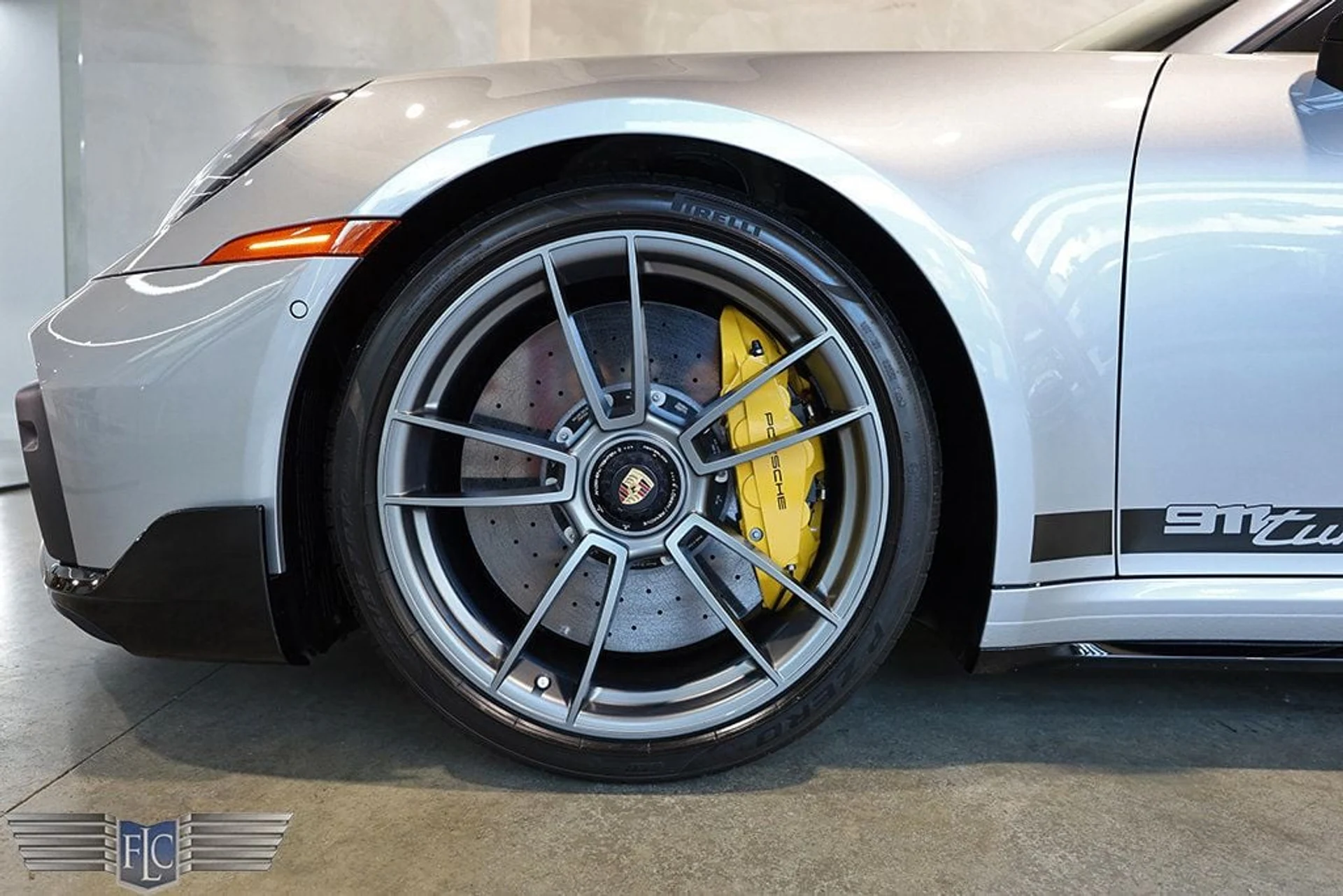mph044_2695717104_used_2024_porsche_911_turboscabriolet_9689_22937048_45_1024_3ea8dfcbaf