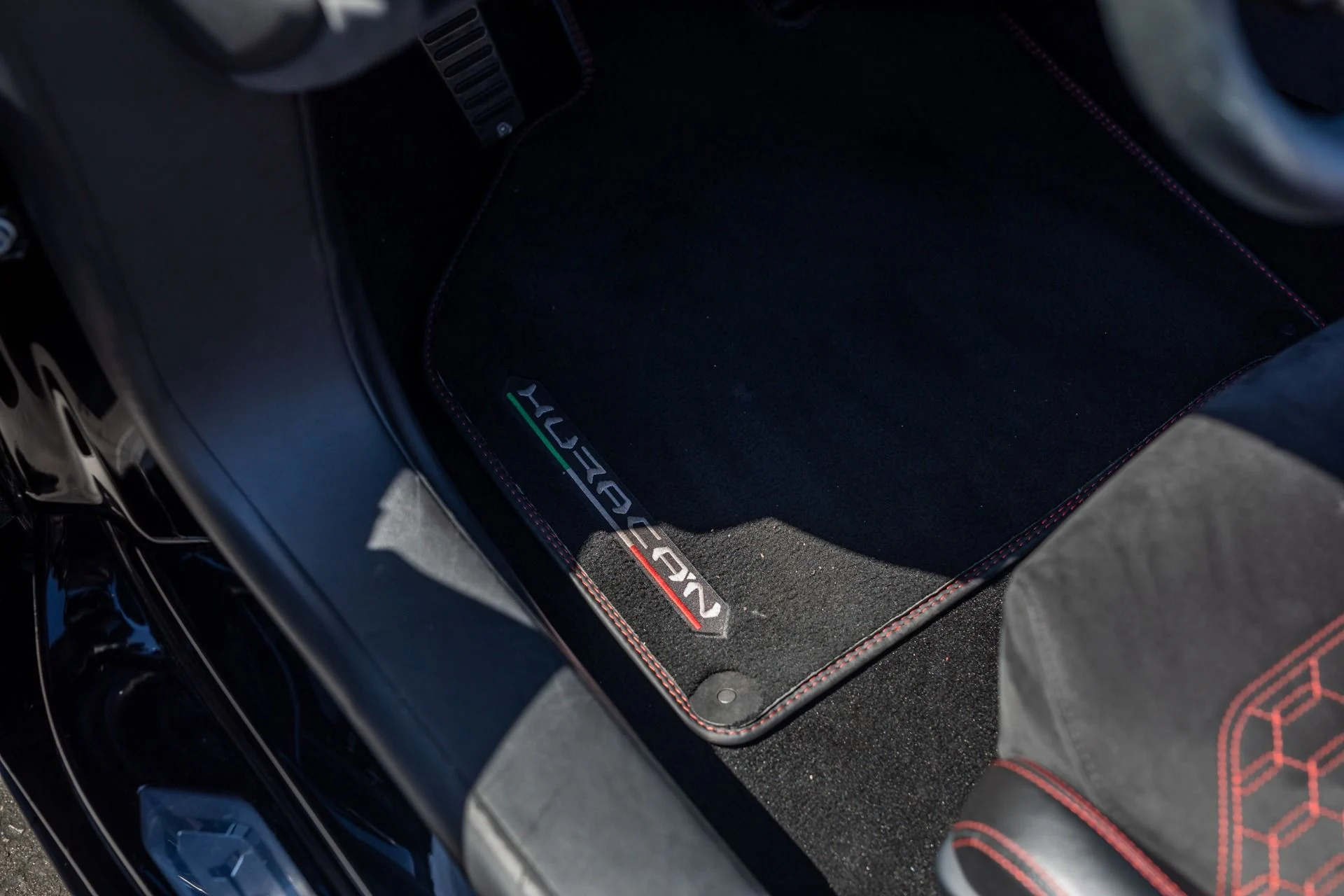 mph044_2720961660_Used_2018_Lamborghini_Huracan_LP_580_2_Spyder_1775682298_0f3303eb59