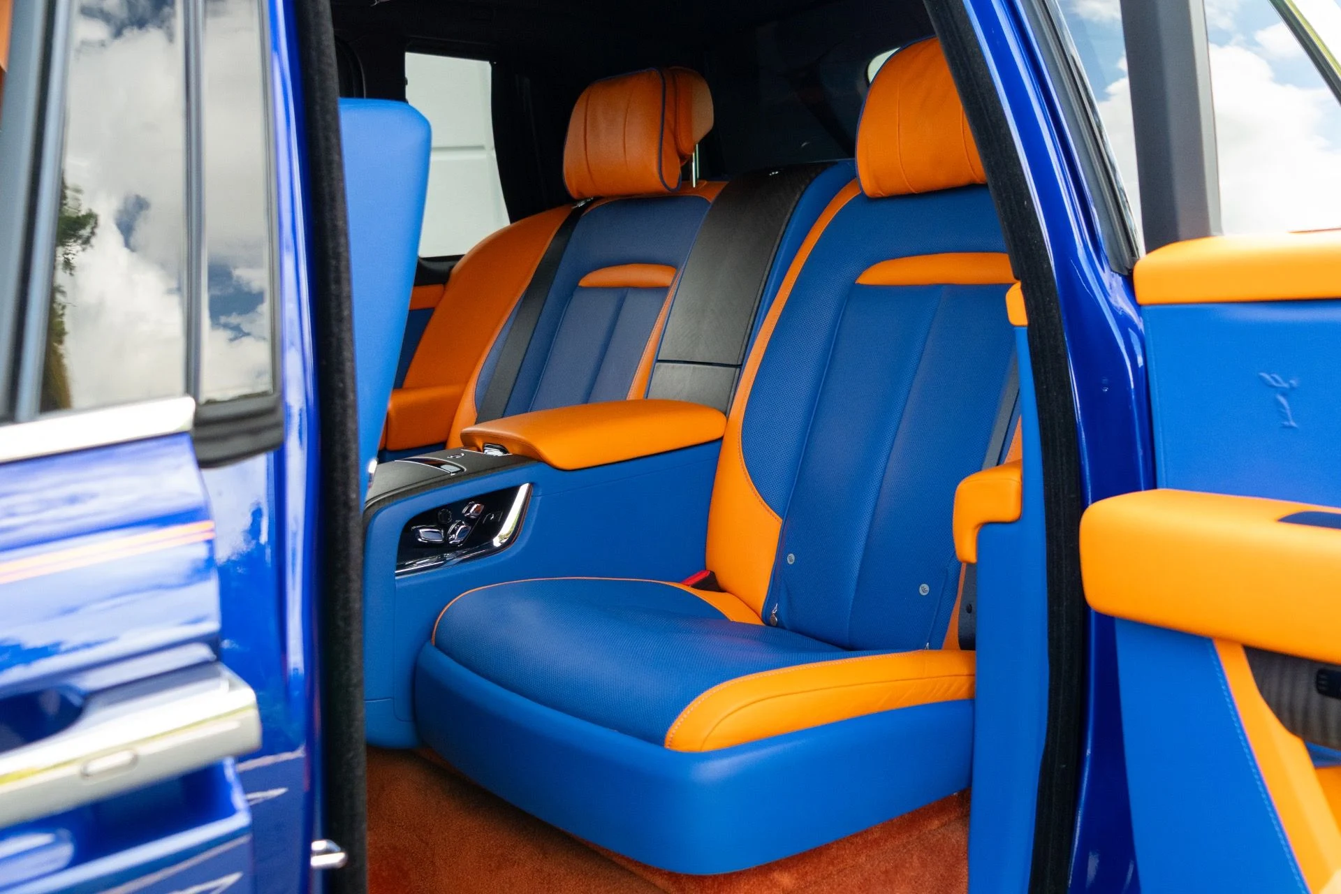 mph044_2736516567_Used_2019_Rolls_Royce_Cullinan_1764189669_0a032c4c10