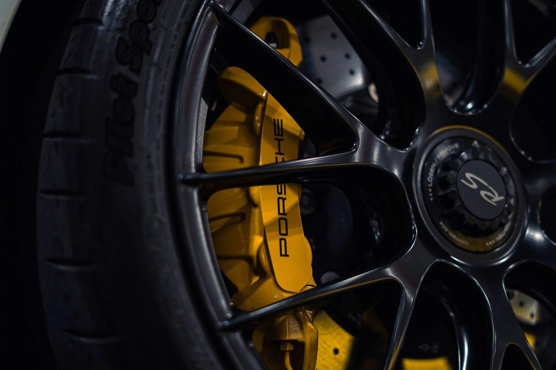 mph044_2741440074_Used_2018_Porsche_911_GT_2_RS_1777474085_b9af7beeb0