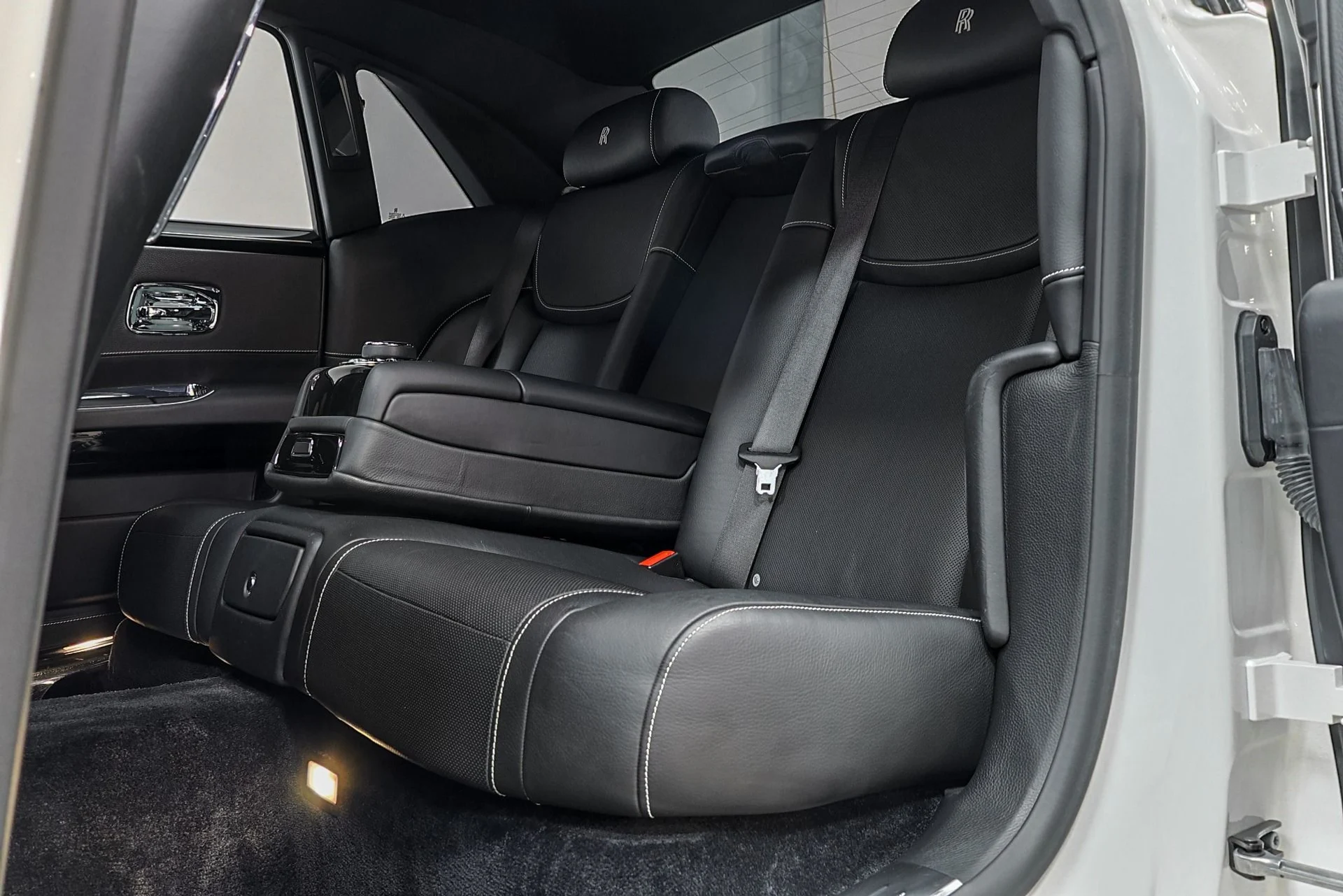 mph044_2764973373_Used_2016_Rolls_Royce_Ghost_Base_1761576592_1aa75e16f9