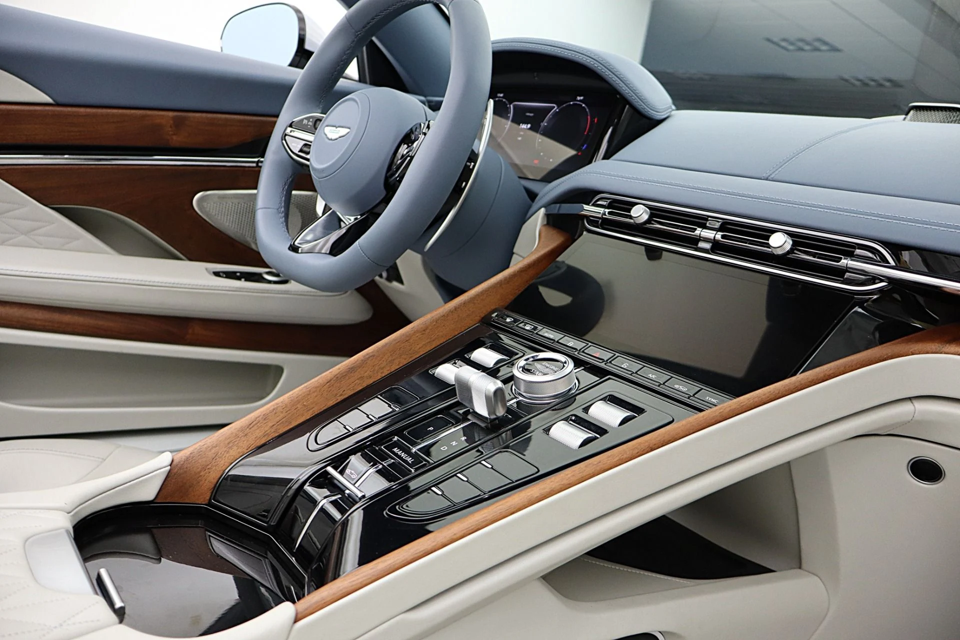 mph044_2789841365_New_2026_Aston_Martin_DB_12_Volante_e010c0dfc4