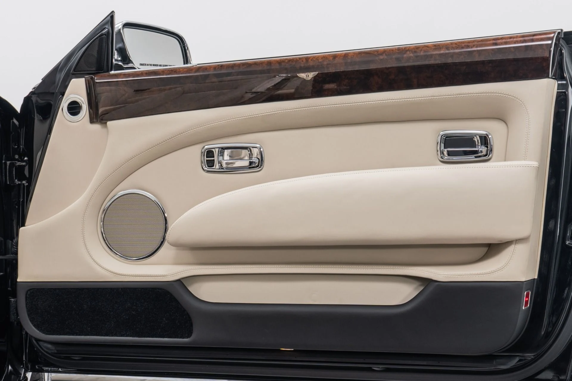 mph044_2851285922_Used_2009_Bentley_Azure_1776719869_915eebcb86