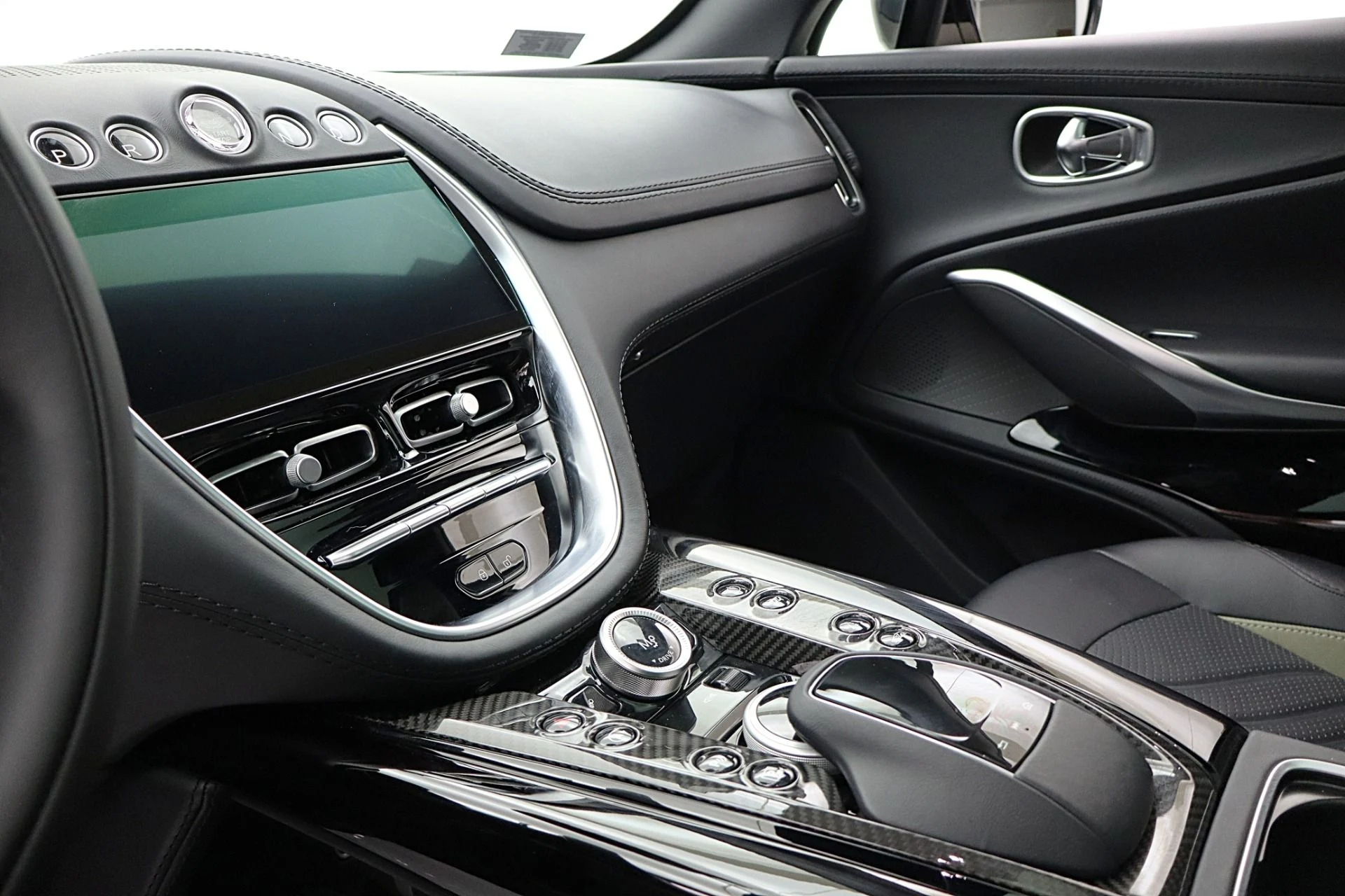 mph044_2907328601_Used_2023_Aston_Martin_DBX_707_96cd870910