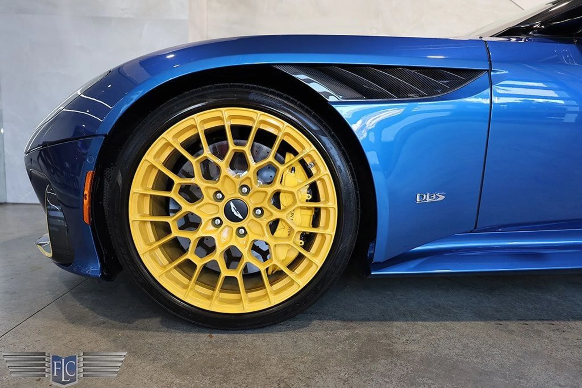 mph044_2907367496_used_2023_aston_martin_dbs_20235volante770ultimate_9689_22994688_45_1024_11f5b9f35f