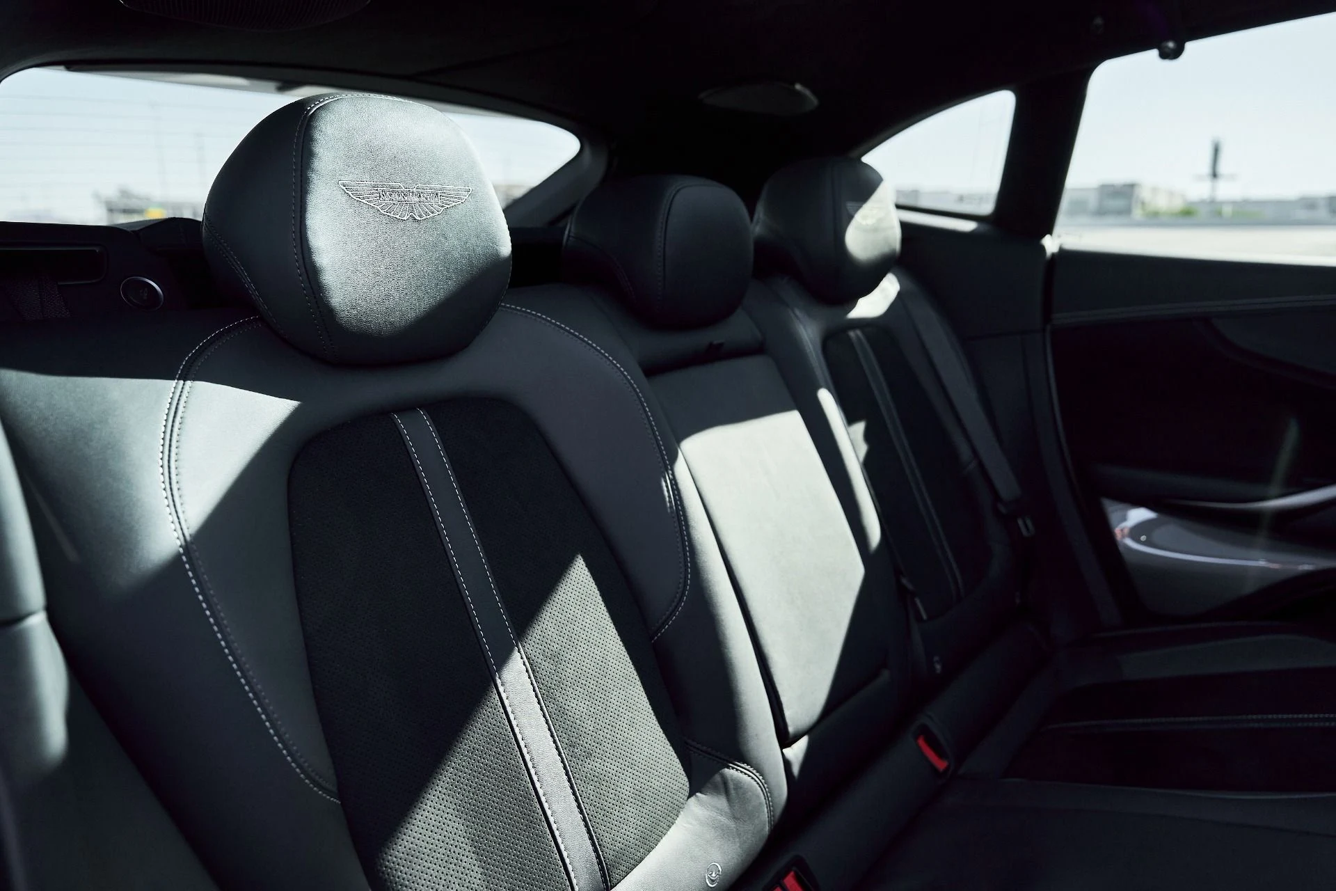 mph044_2992953494_Used_2025_Aston_Martin_DBX_707_1767063214_2697de682c