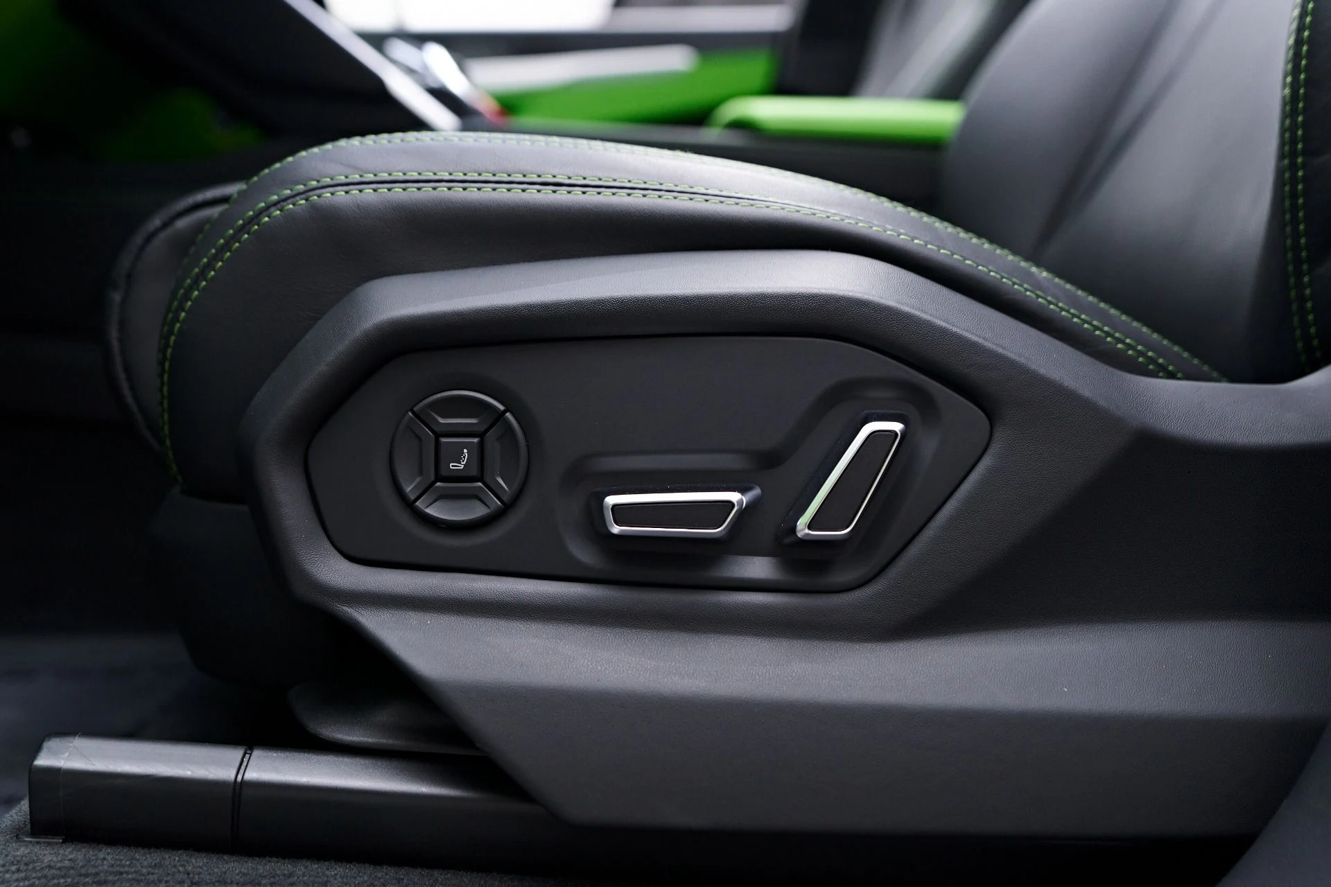 mph044_3005220274_Used_2022_Lamborghini_Urus_Base_1758404816_99c453c30e