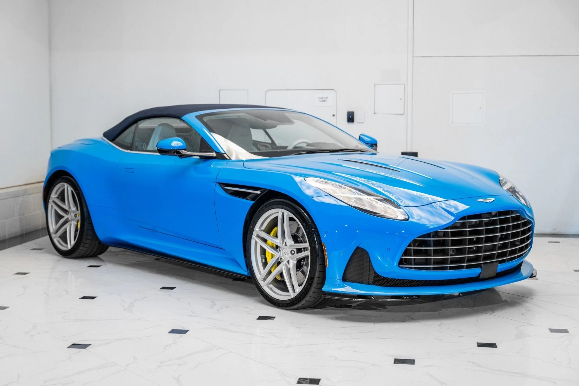 mph044_3008173033_New_2025_Aston_Martin_DB_12_Volante_1741214270_735ee5dcac