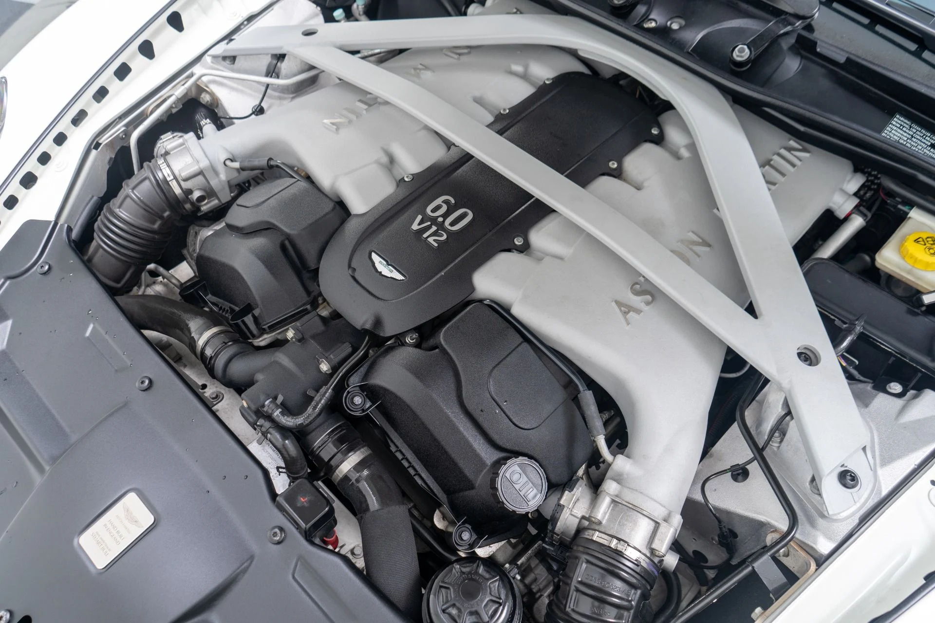 mph044_3104651785_Used_2014_Aston_Martin_DB_9_Volante_1756221007_e3e7031baf