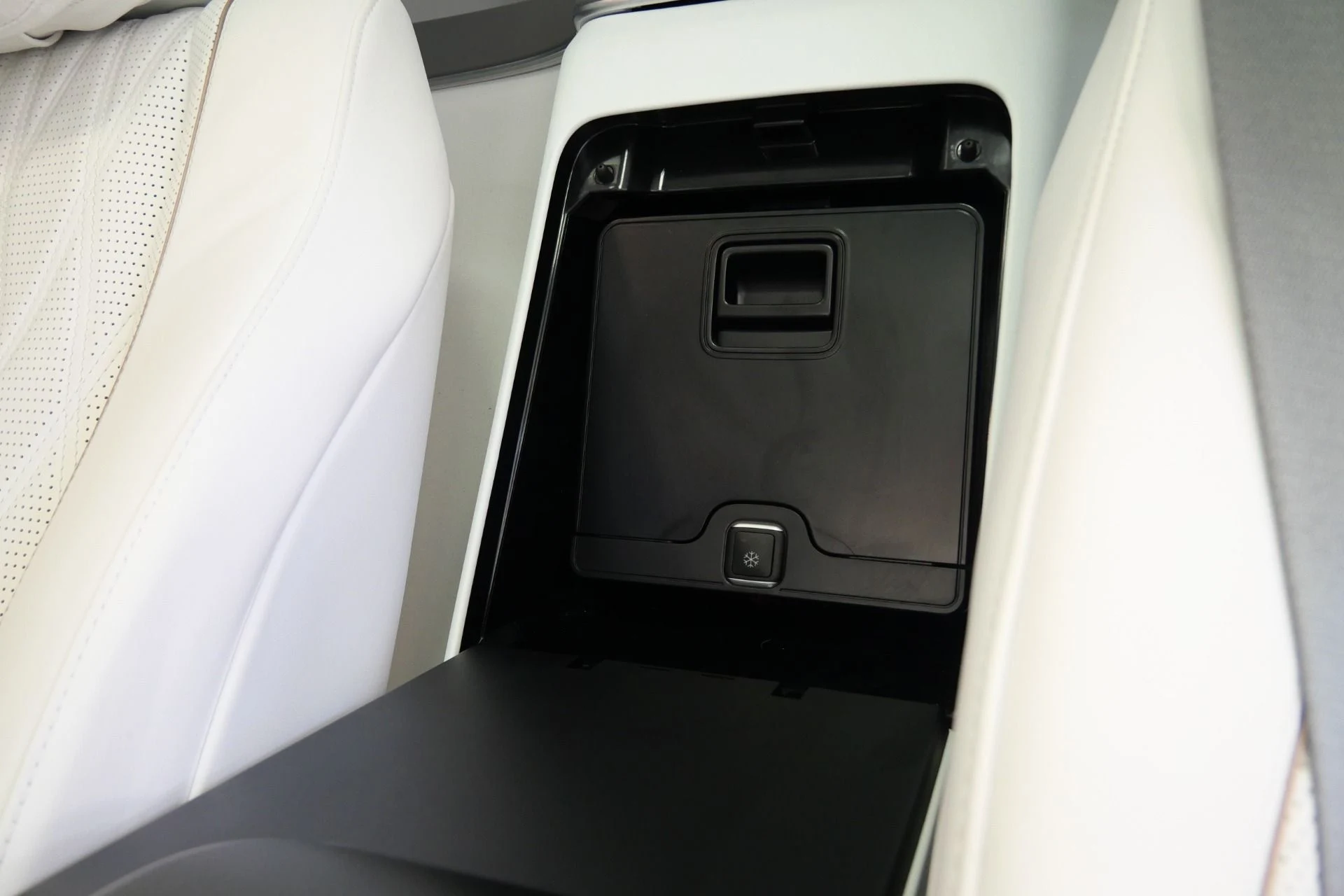 mph044_3118263934_Used_2024_Mercedes_Benz_Maybach_GLS_600_4_MATIC_Factory_Two_Tone_paint_Polished_Wheels_Loaded_1774374618_c7e8d8edd0