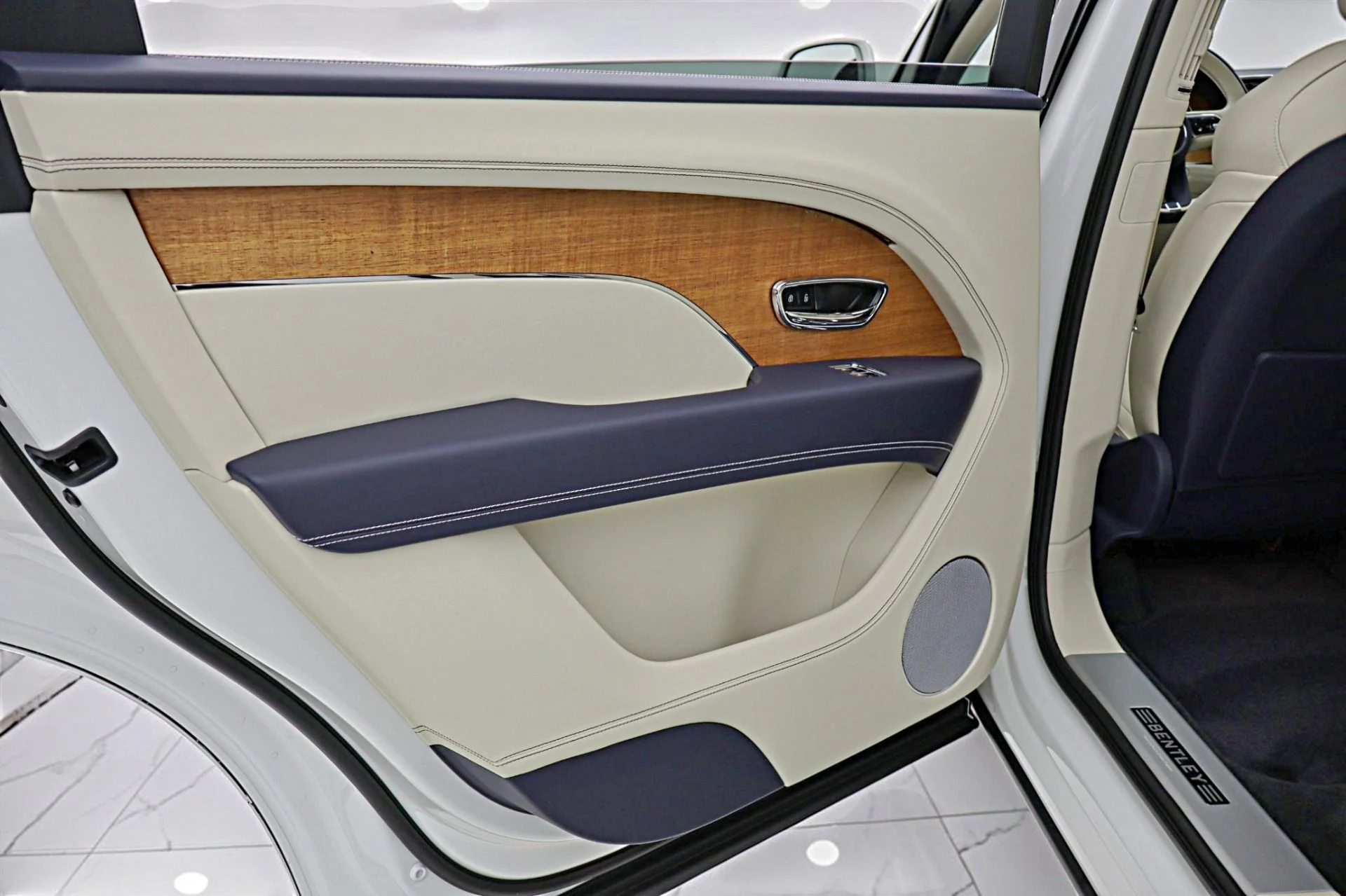 mph044_3182189611_New_2026_Bentley_Bentayga_EWB_V8_db2b9abd2a