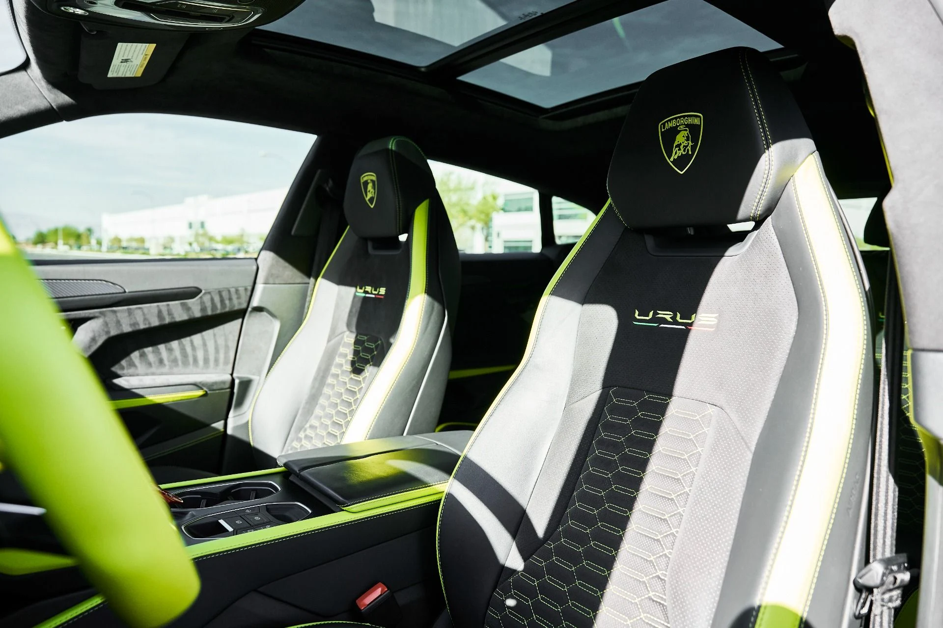 mph044_3185878685_Used_2022_Lamborghini_Urus_1774548631_cb47158902