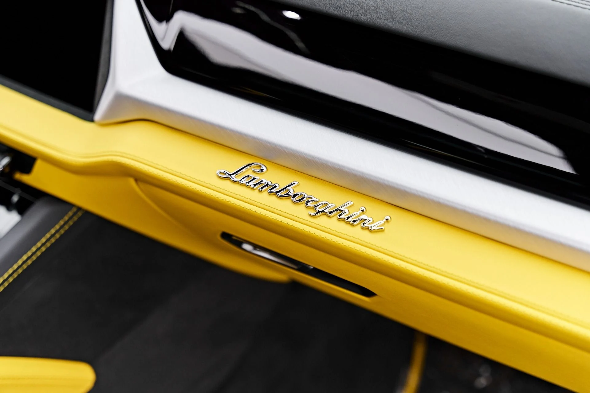 mph044_3190100598_Used_2025_Lamborghini_Urus_SE_1788049917_449dc59328