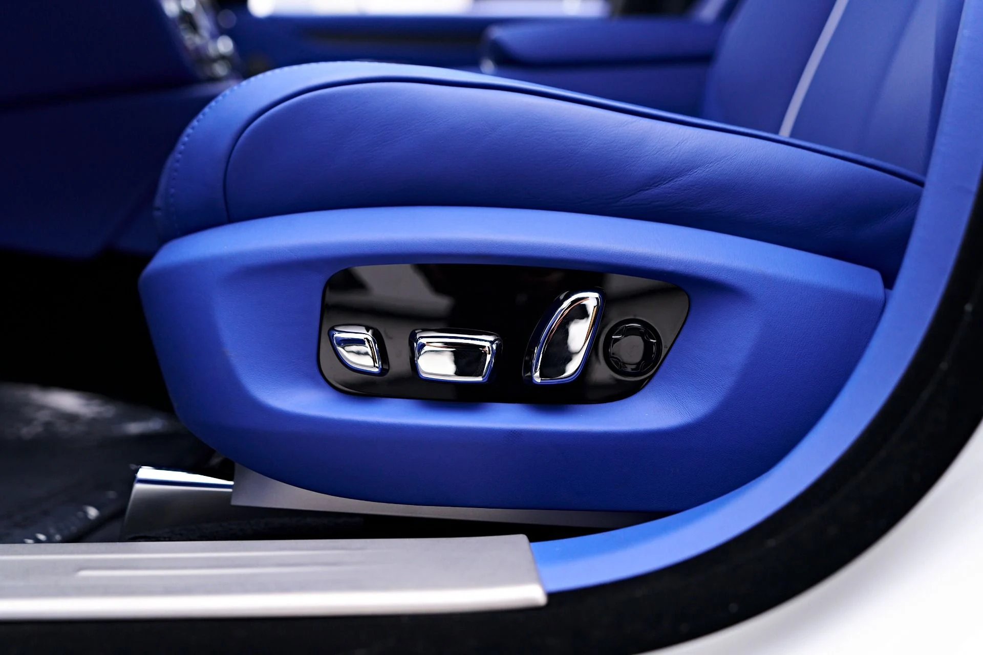 mph044_3203218380_Used_2024_Rolls_Royce_Ghost_Base_1757190840_3938575702