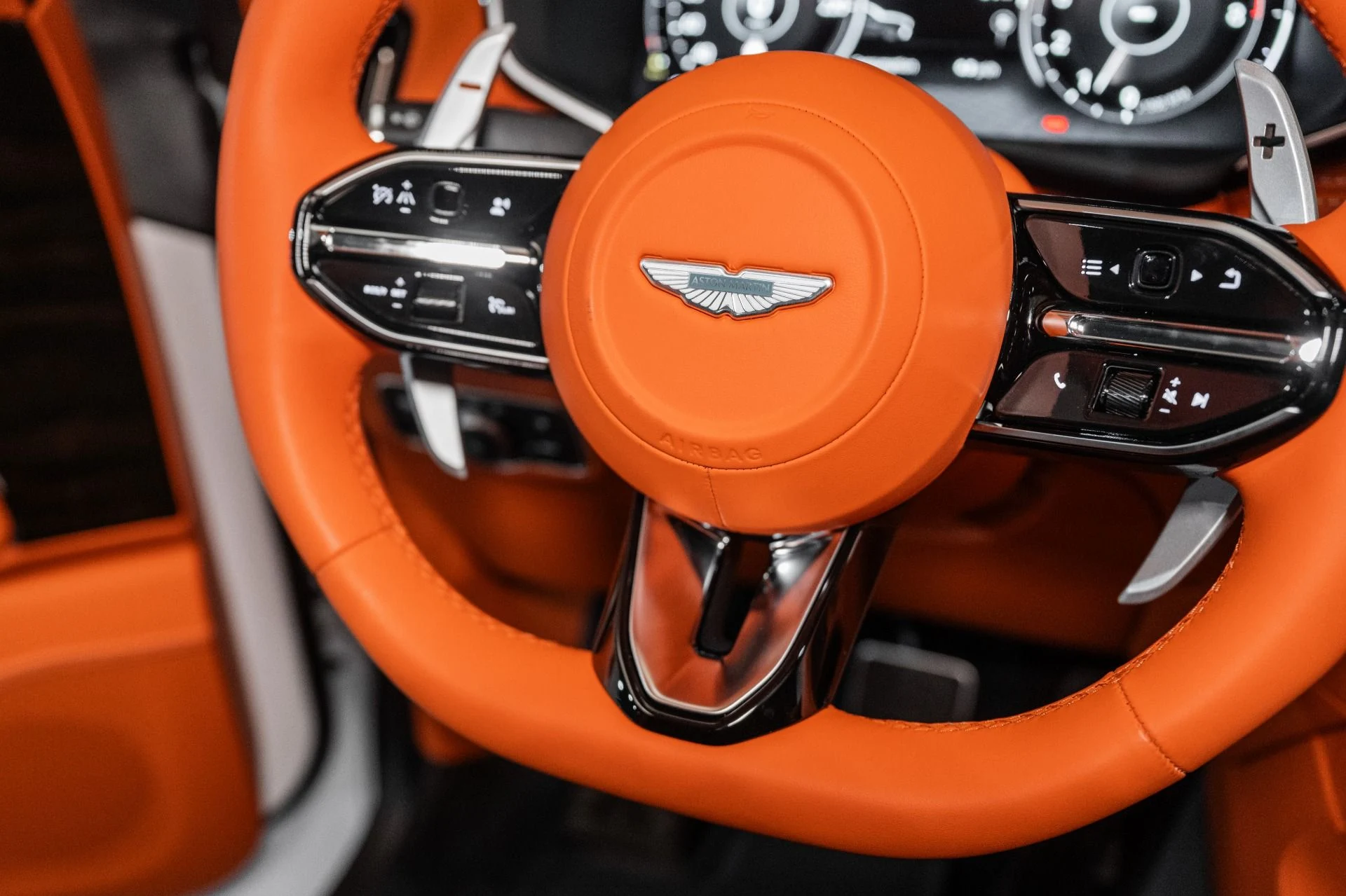 mph044_3206080986_New_2025_Aston_Martin_DBX_707_1739541674_cb1cae339a